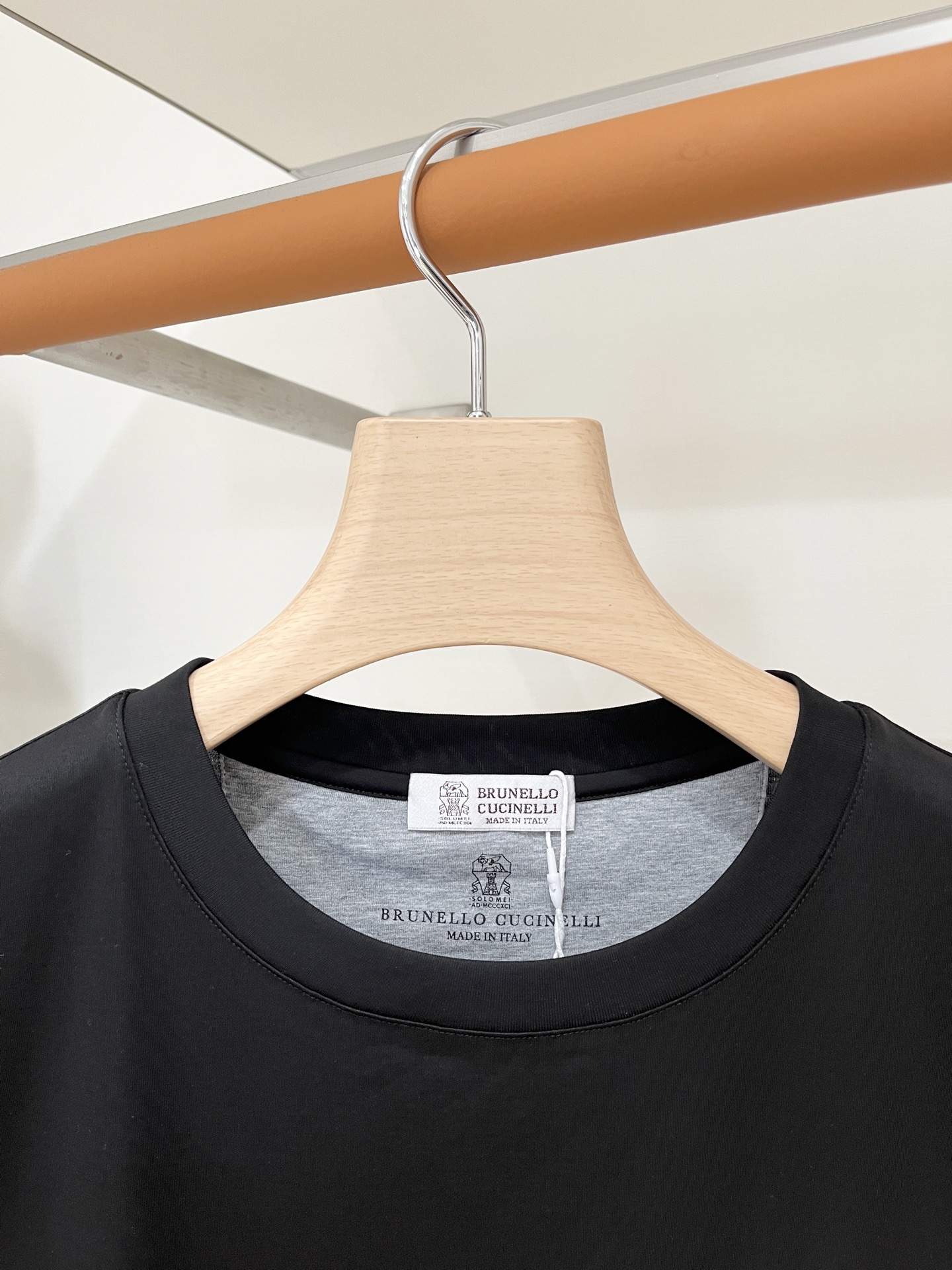 Brunello Cucinelli、2026新品短袖T恤，帅气时尚，胸前精致刺绣图案字母logo，简约