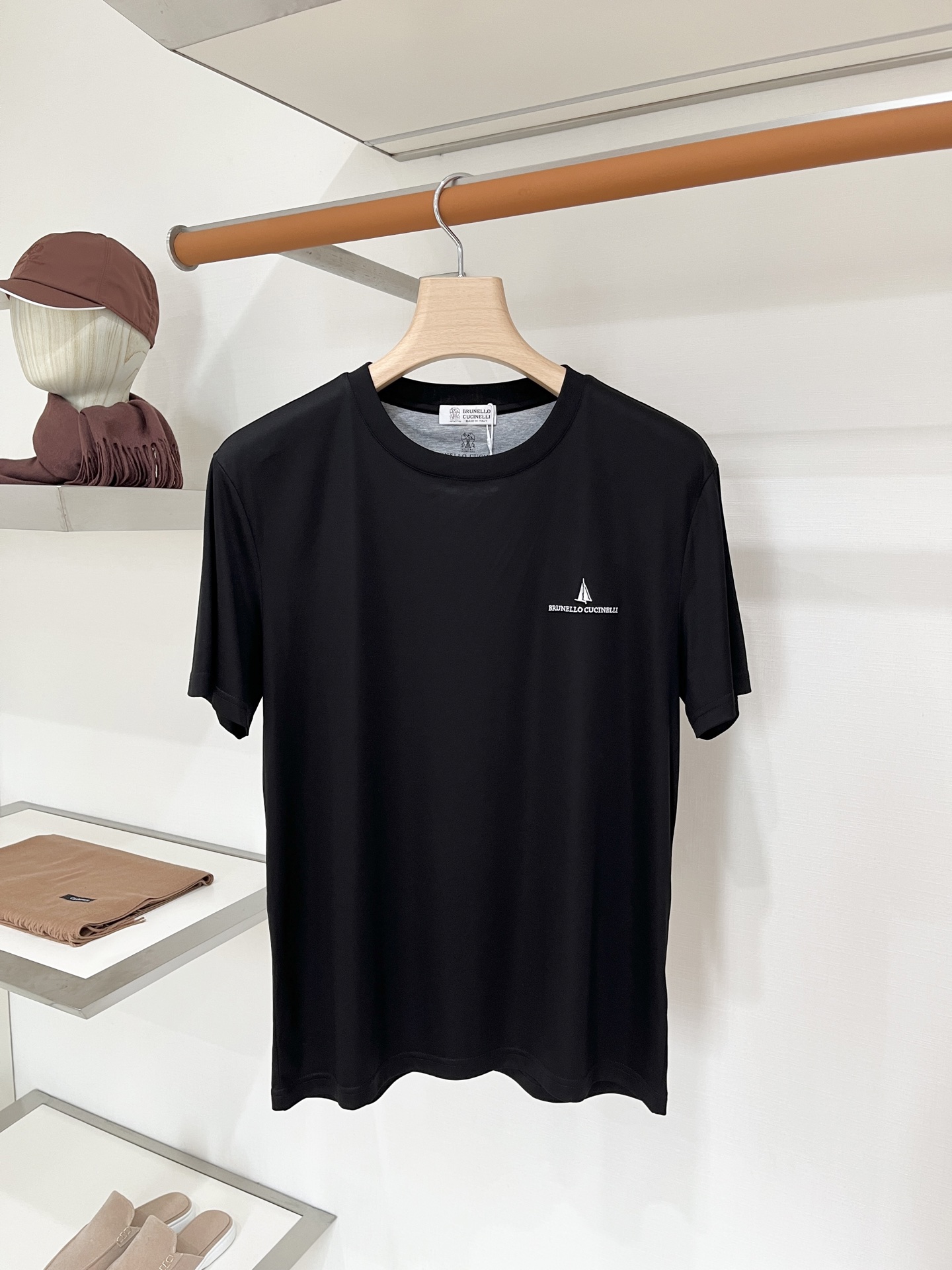 Brunello Cucinelli、2026新品短袖T恤，帅气时尚，胸前精致刺绣图案字母logo，简约