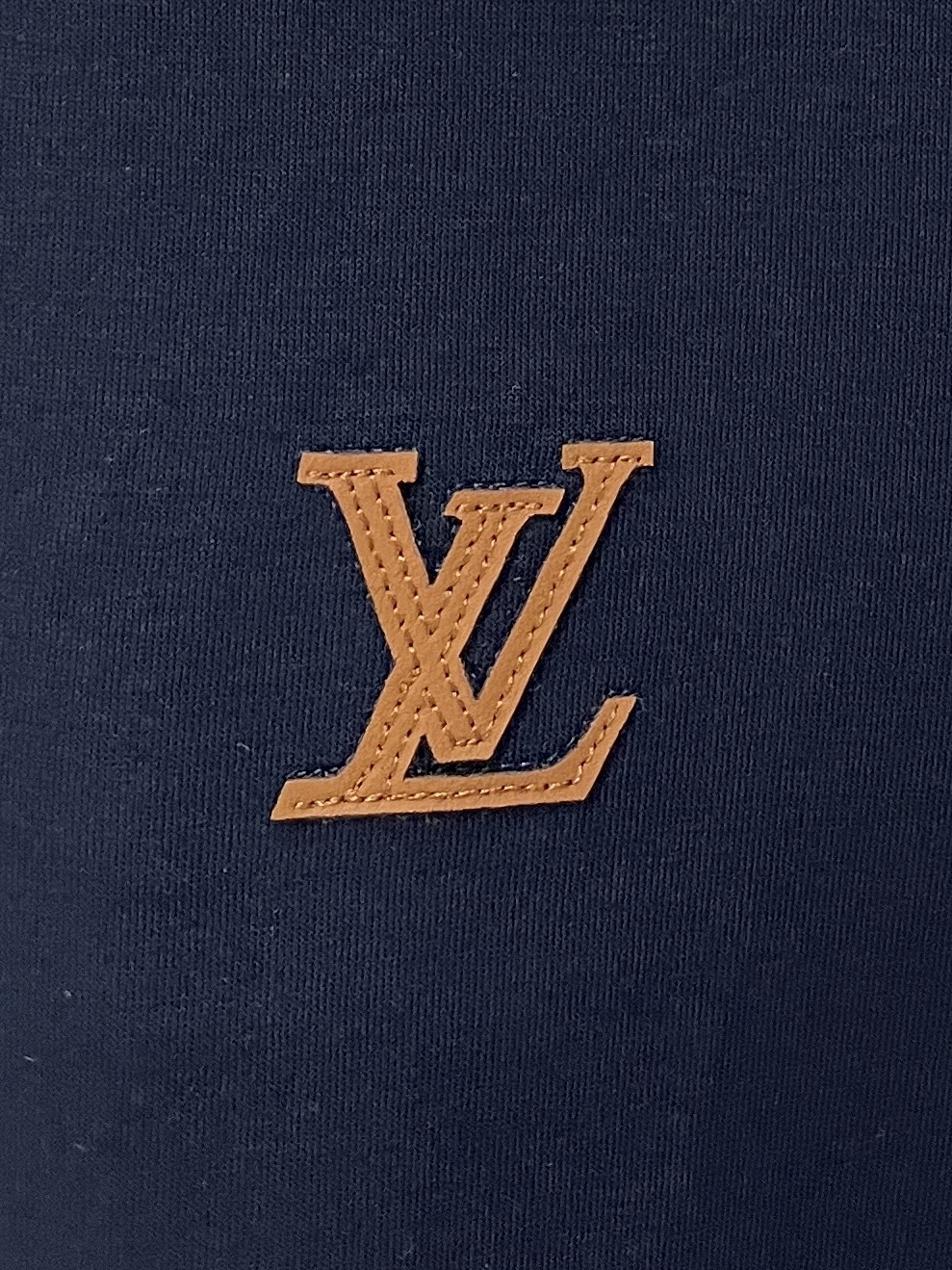 路易威登、2026新品短袖T恤，帅气时尚，胸前刺绣装饰字母logo，简约百搭款。面料棉 不仅挺括，保持潮