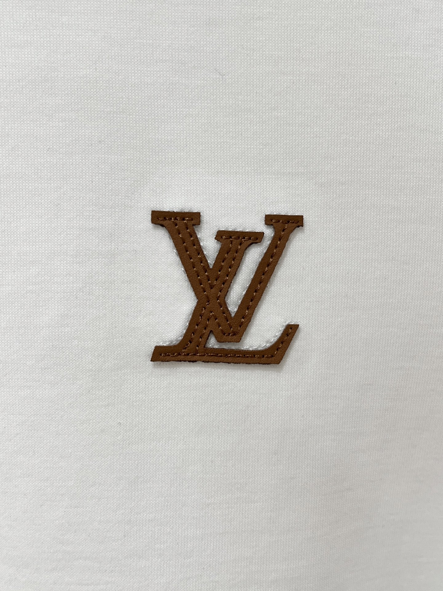 路易威登、2026新品短袖T恤，帅气时尚，胸前刺绣装饰字母logo，简约百搭款。面料棉 不仅挺括，保持潮