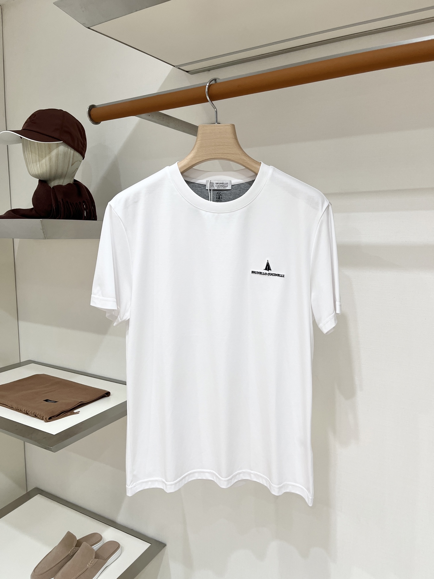 Brunello Cucinelli、2026新品短袖T恤，帅气时尚，胸前精致刺绣图案字母logo，简约