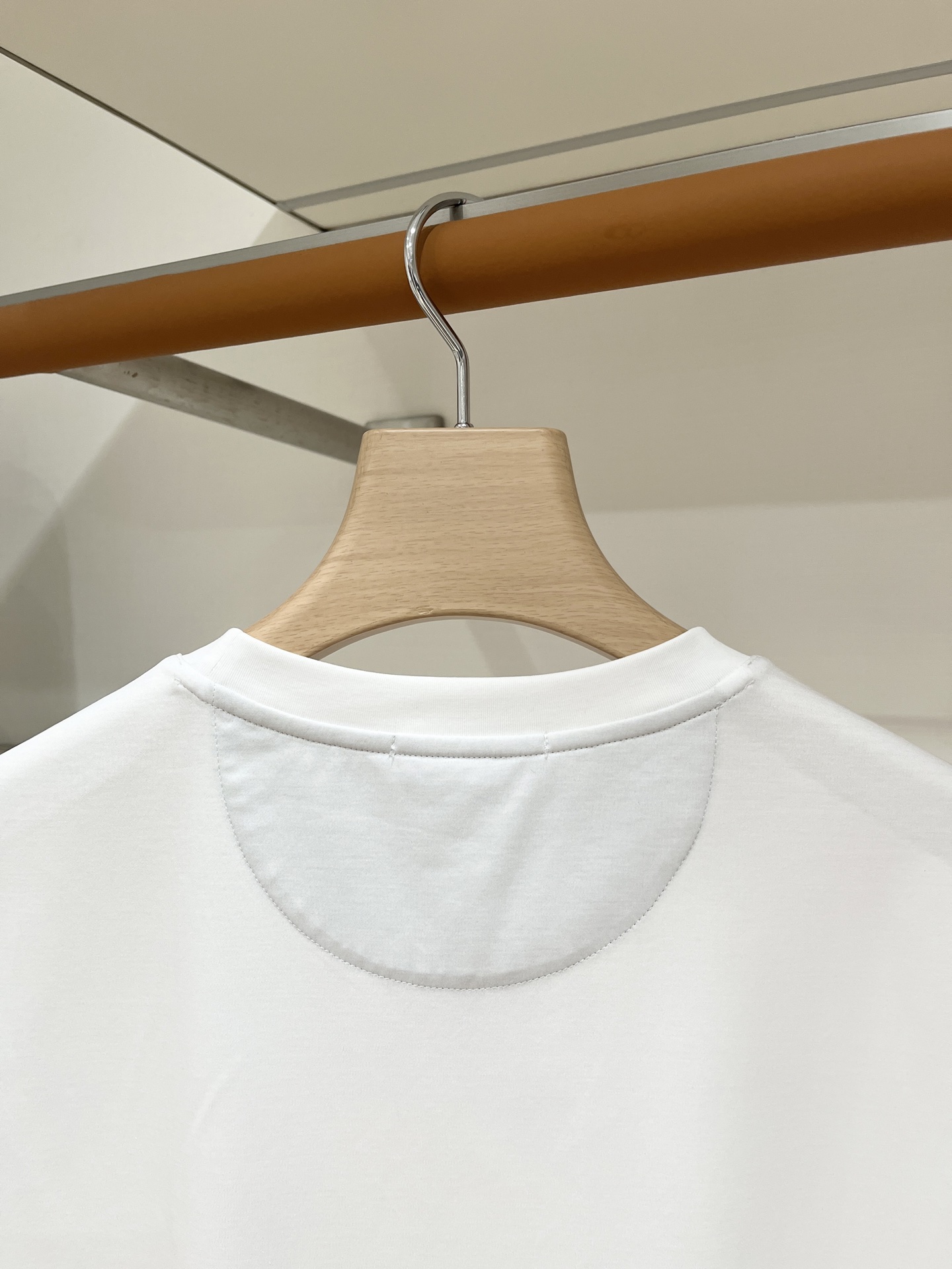 Brunello Cucinelli、2026新品短袖T恤，帅气时尚，胸前精致刺绣图案字母logo，简约
