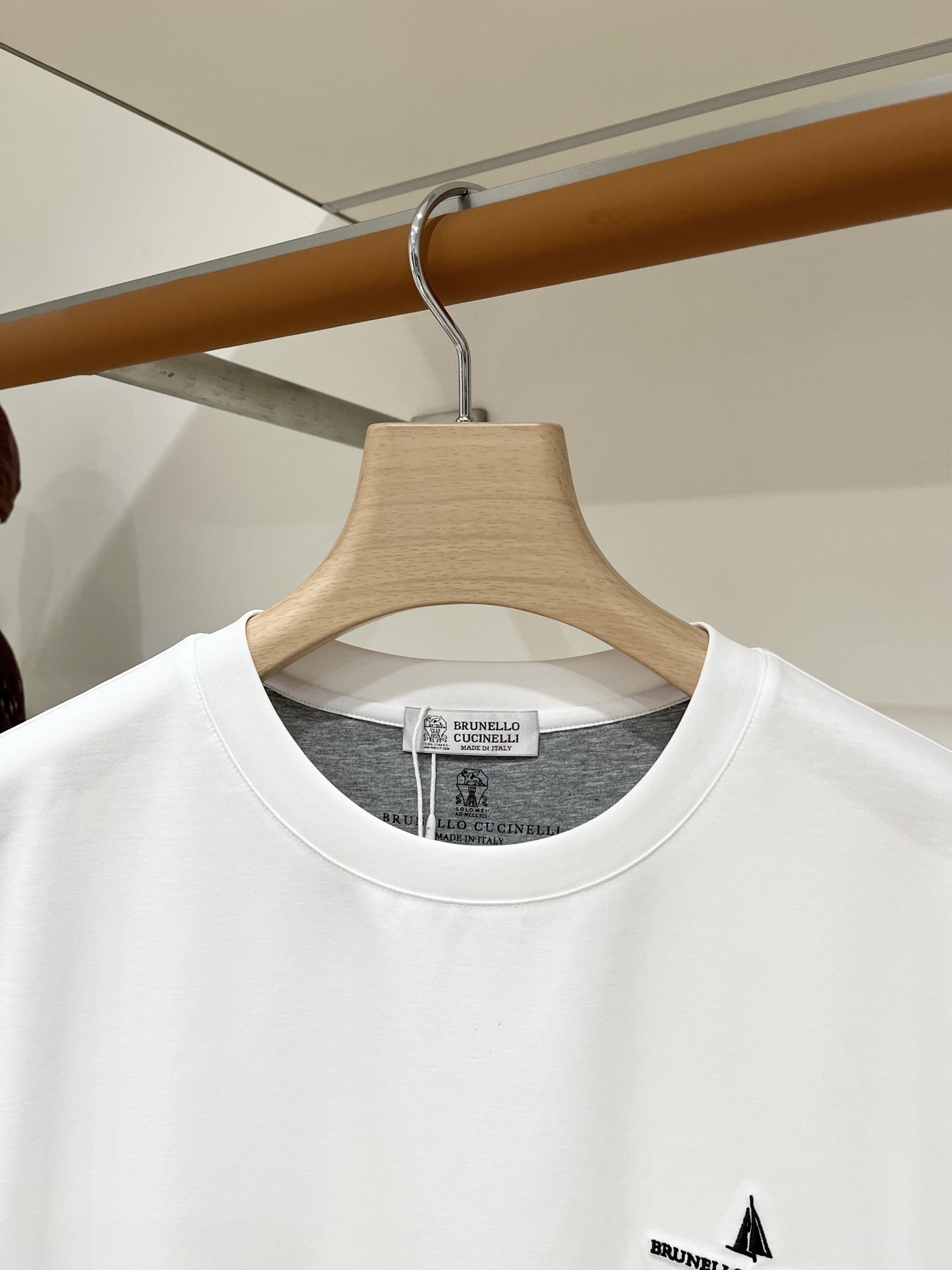 Brunello Cucinelli、2026新品短袖T恤，帅气时尚，胸前精致刺绣图案字母logo，简约