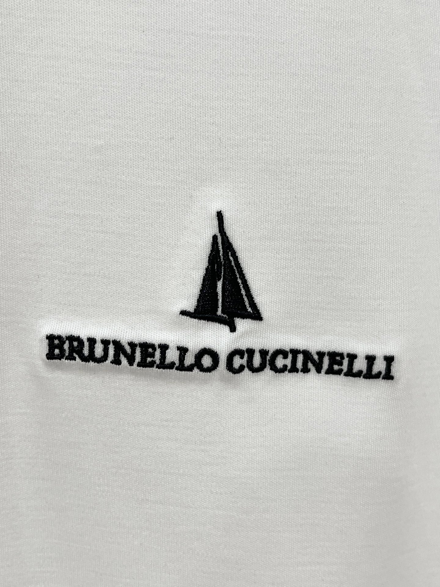 Brunello Cucinelli、2026新品短袖T恤，帅气时尚，胸前精致刺绣图案字母logo，简约