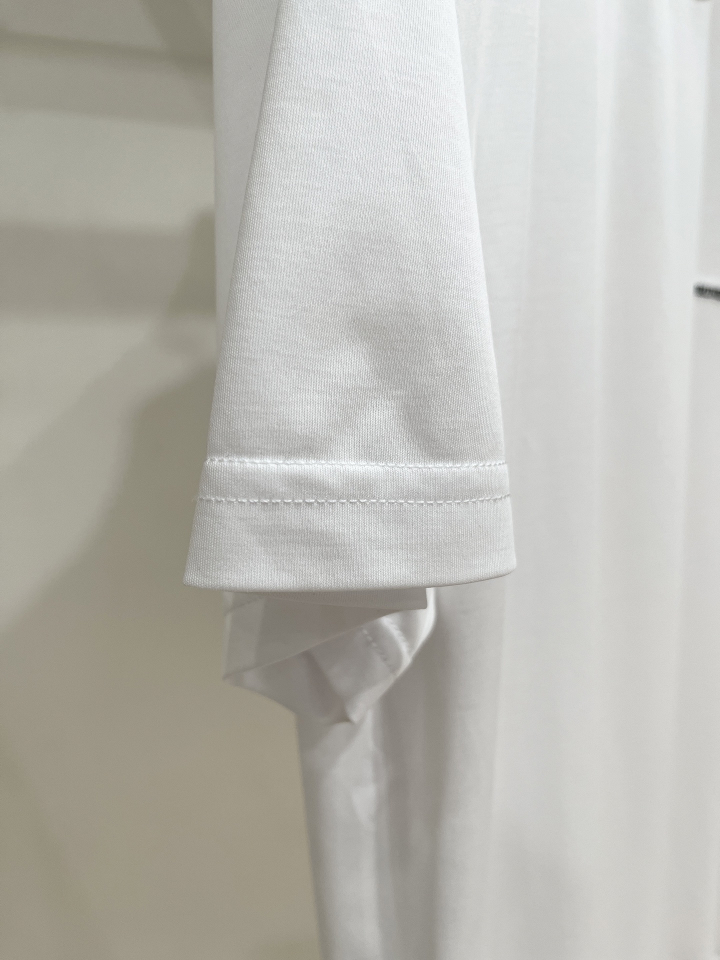 Brunello Cucinelli、2026新品短袖T恤，帅气时尚，胸前精致刺绣图案字母logo，简约
