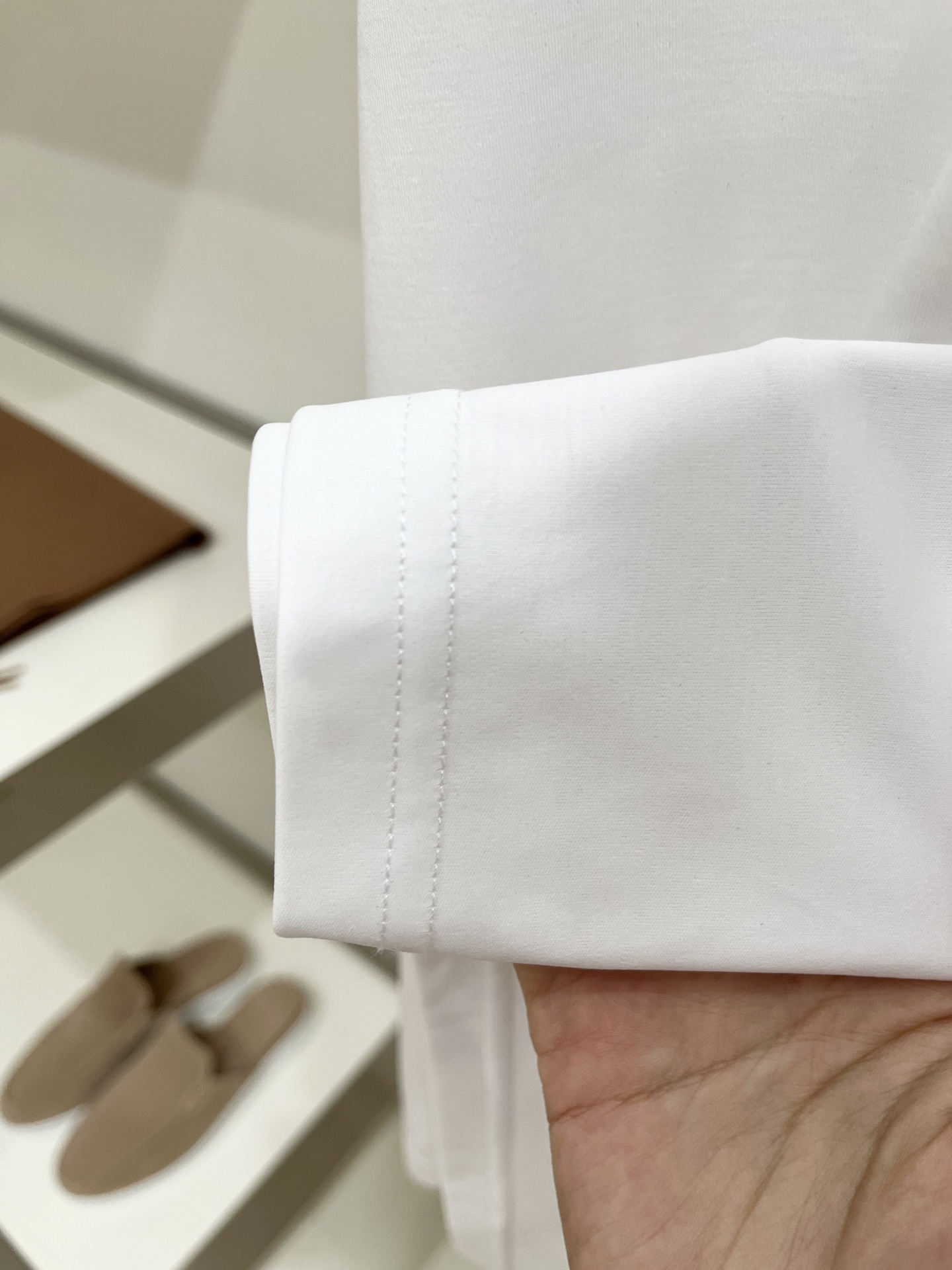 Brunello Cucinelli、2026新品短袖T恤，帅气时尚，胸前精致刺绣图案字母logo，简约