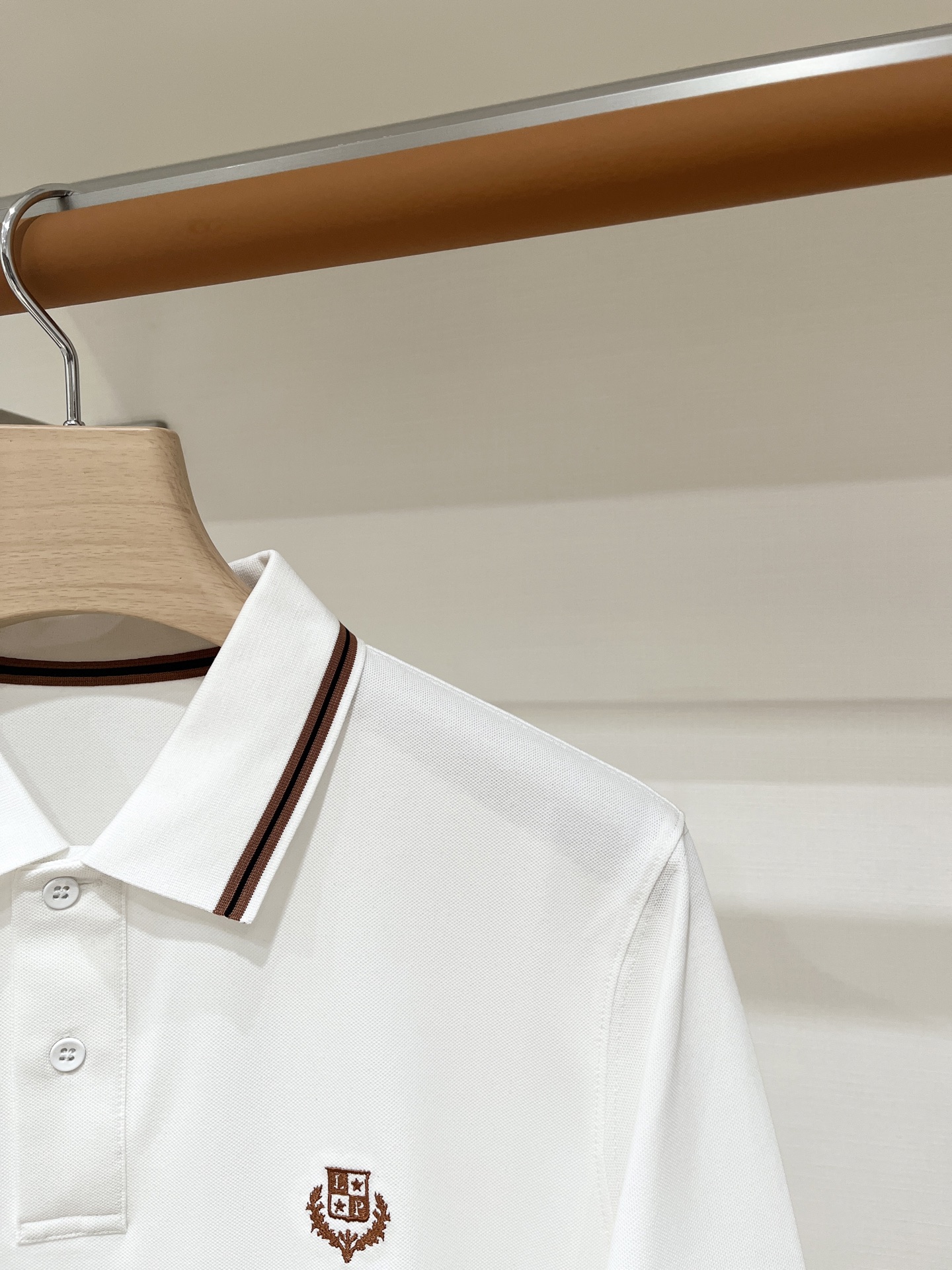 Loro piana、2026新品短袖T恤，帅气时尚，胸前精致刺绣图案logo，简约百搭款。面料棉 不仅