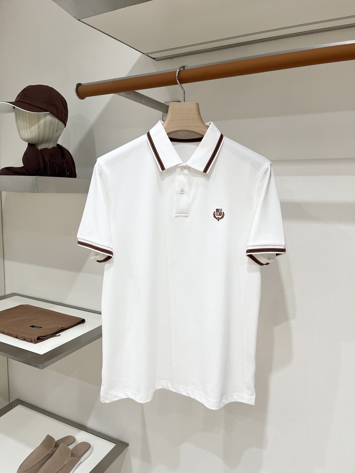 Loro piana、2026新品短袖T恤，帅气时尚，胸前精致刺绣图案logo，简约百搭款。面料棉 不仅