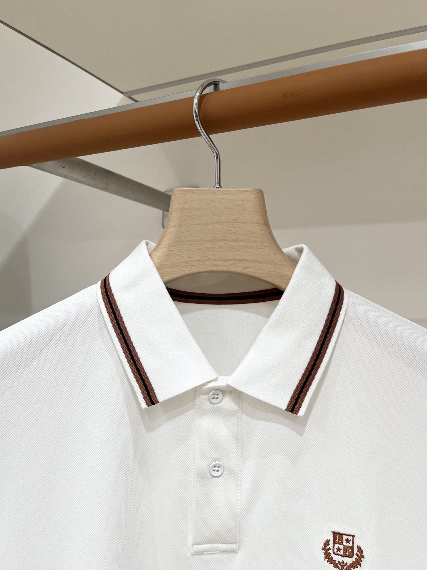 Loro piana、2026新品短袖T恤，帅气时尚，胸前精致刺绣图案logo，简约百搭款。面料棉 不仅