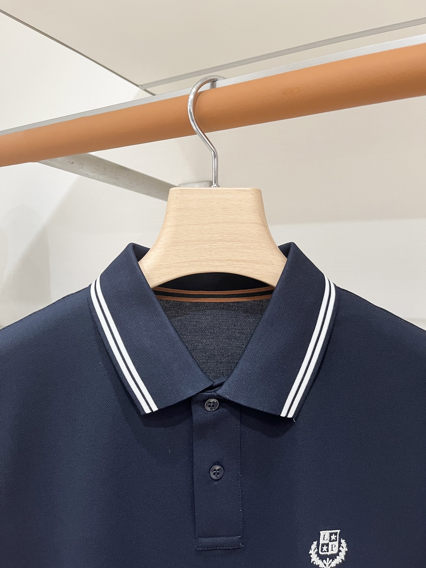Loro piana、2026新品短袖T恤，帅气时尚，胸前精致刺绣图案logo，简约百搭款。面料棉 不仅