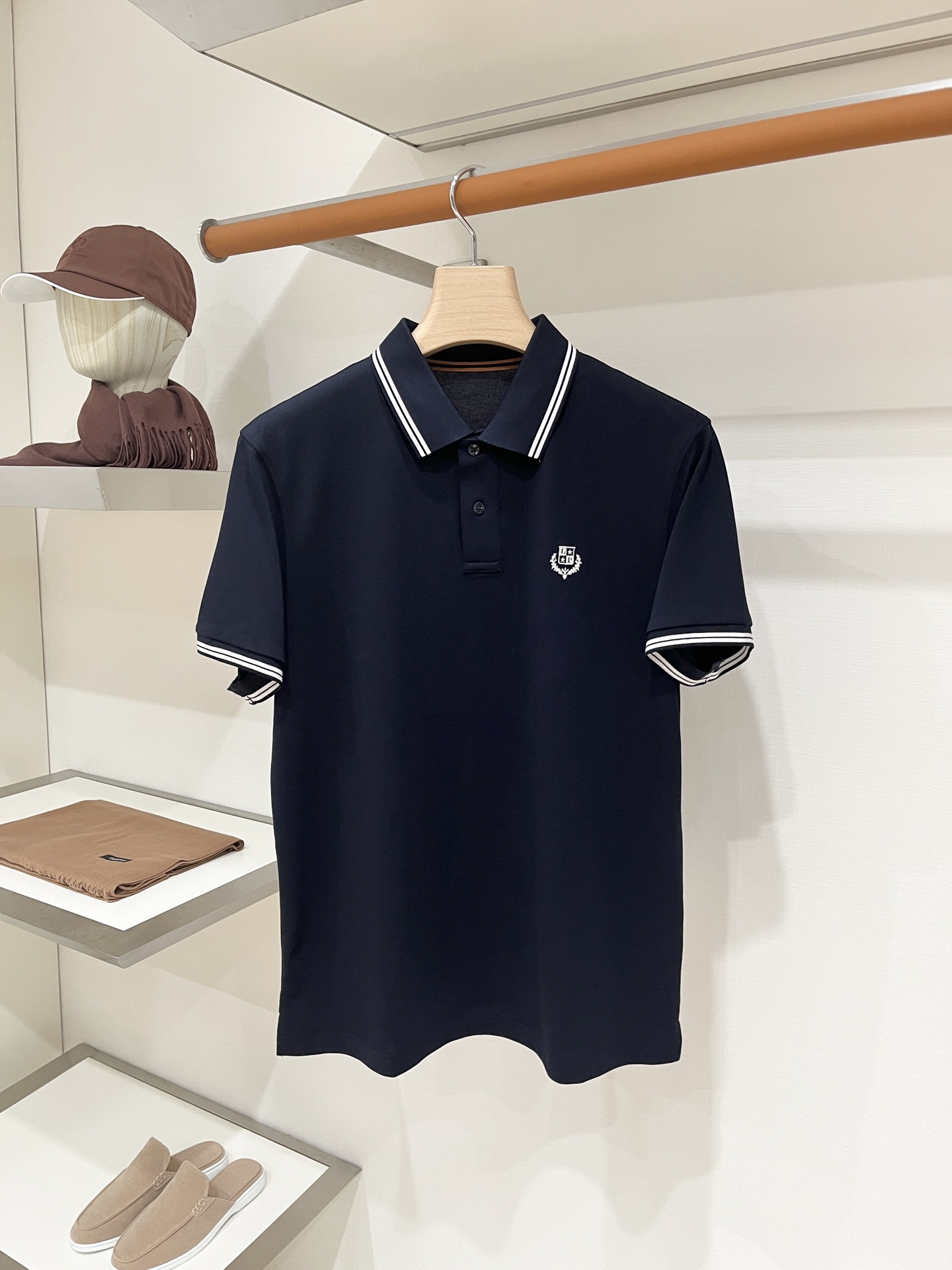 Loro piana、2026新品短袖T恤，帅气时尚，胸前精致刺绣图案logo，简约百搭款。面料棉 不仅