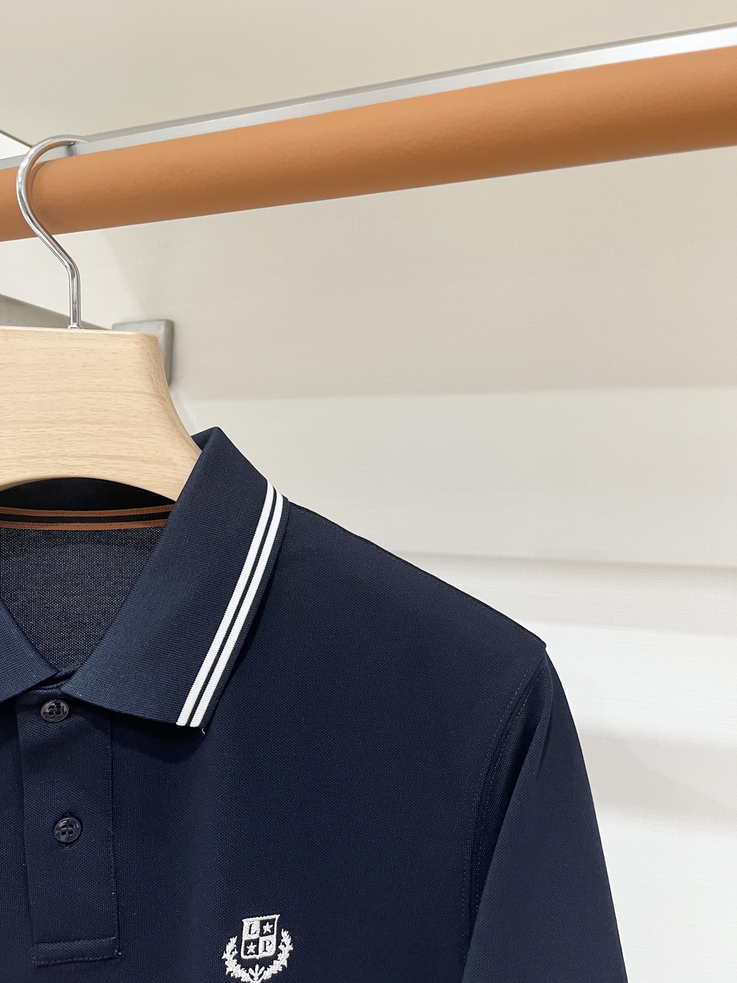 Loro piana、2026新品短袖T恤，帅气时尚，胸前精致刺绣图案logo，简约百搭款。面料棉 不仅