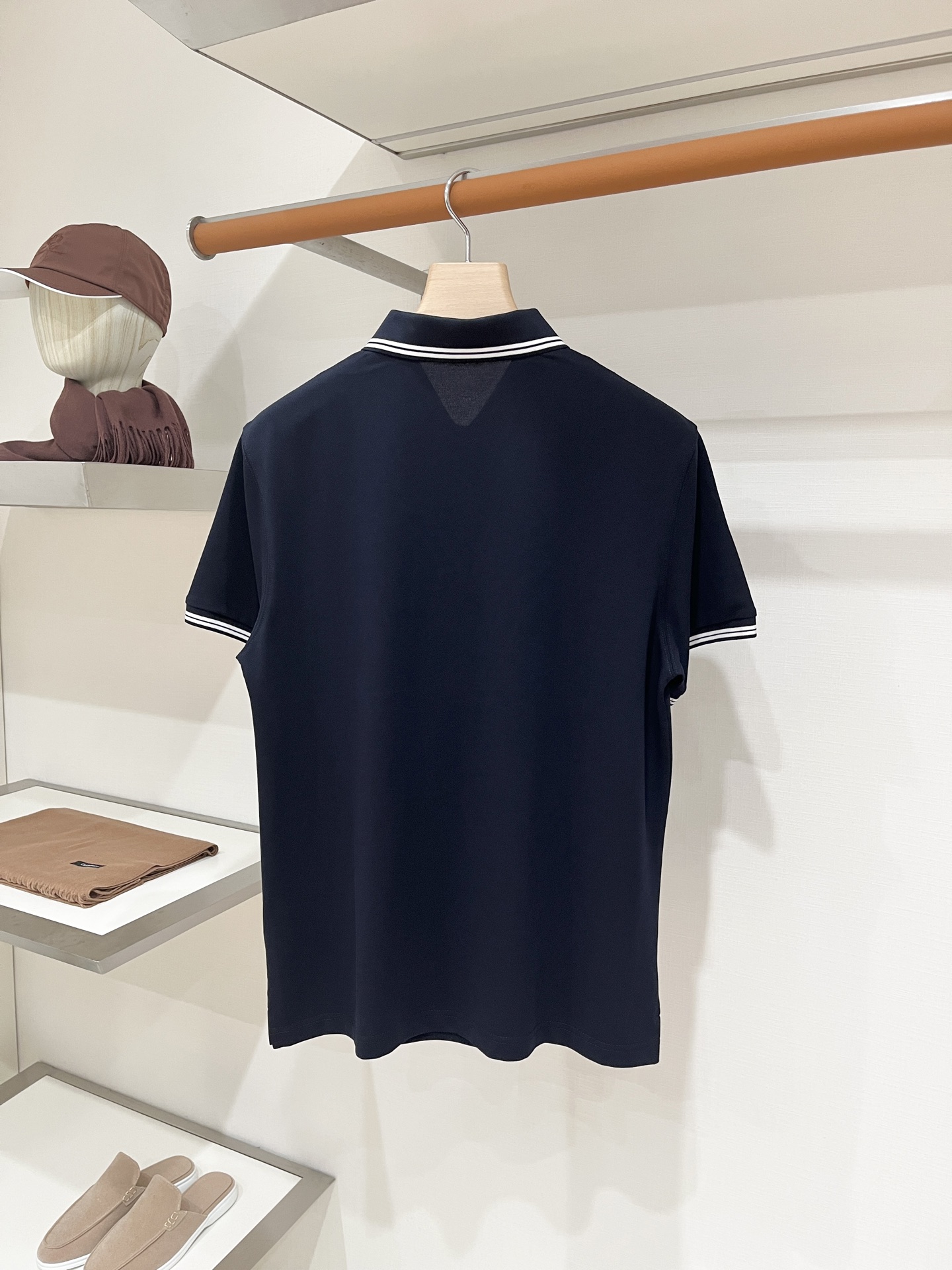 Loro piana、2026新品短袖T恤，帅气时尚，胸前精致刺绣图案logo，简约百搭款。面料棉 不仅