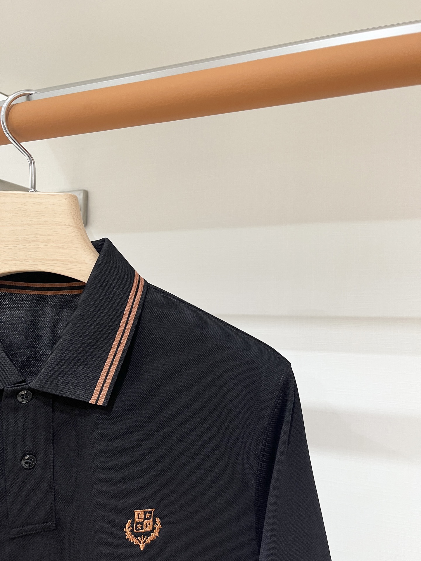 Loro piana、2026新品短袖T恤，帅气时尚，胸前精致刺绣图案logo，简约百搭款。面料棉 不仅