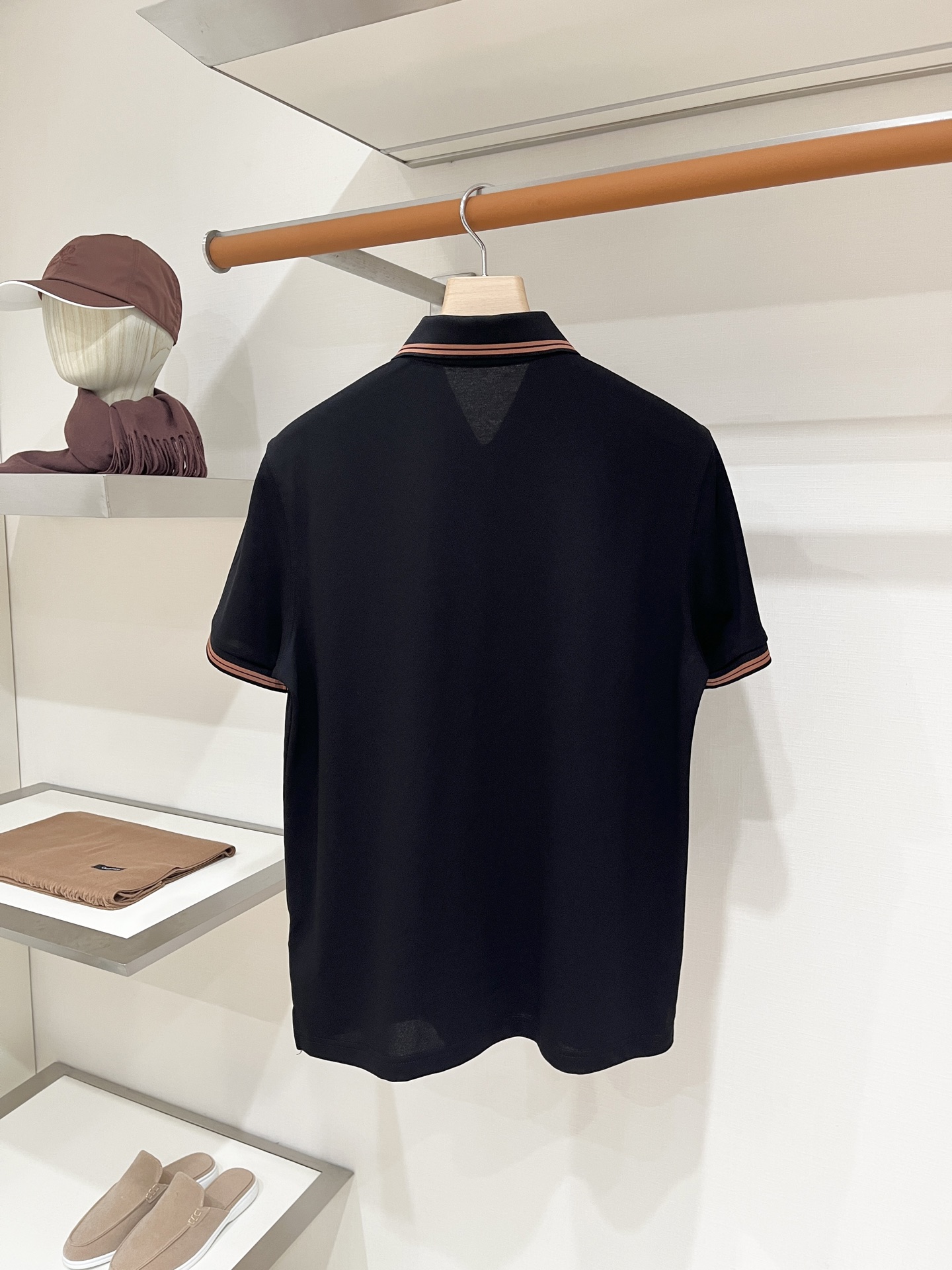 Loro piana、2026新品短袖T恤，帅气时尚，胸前精致刺绣图案logo，简约百搭款。面料棉 不仅