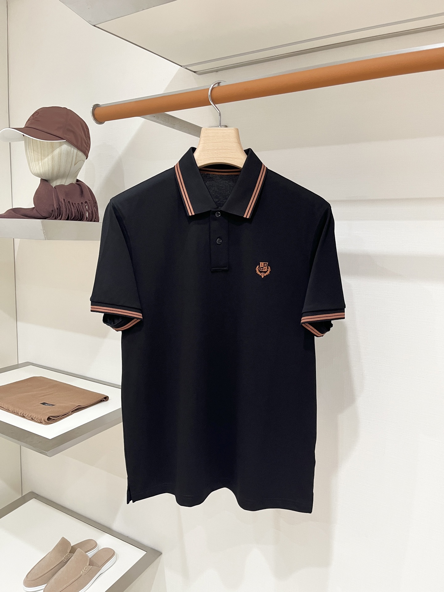 Loro piana、2026新品短袖T恤，帅气时尚，胸前精致刺绣图案logo，简约百搭款。面料棉 不仅