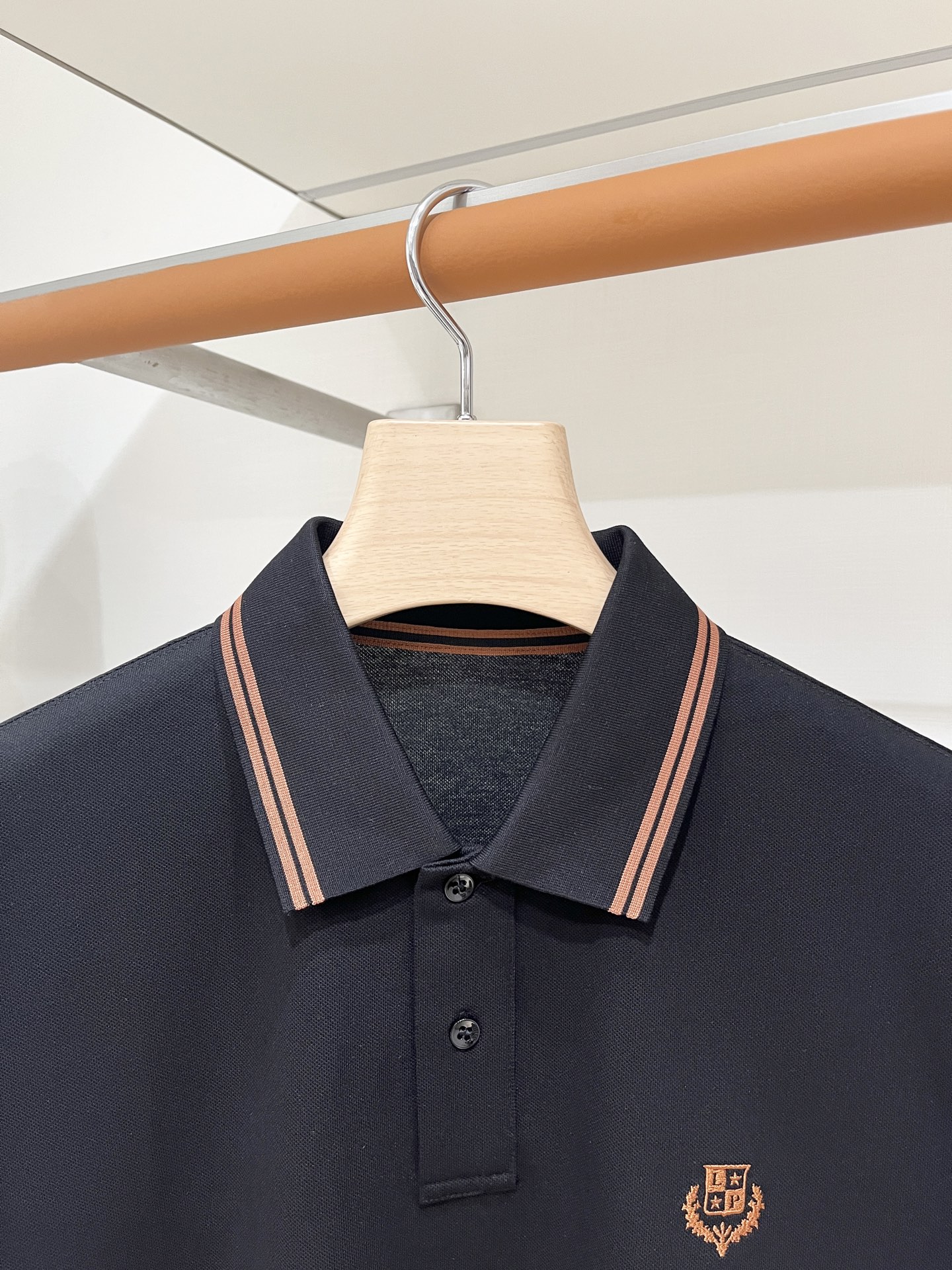 Loro piana、2026新品短袖T恤，帅气时尚，胸前精致刺绣图案logo，简约百搭款。面料棉 不仅