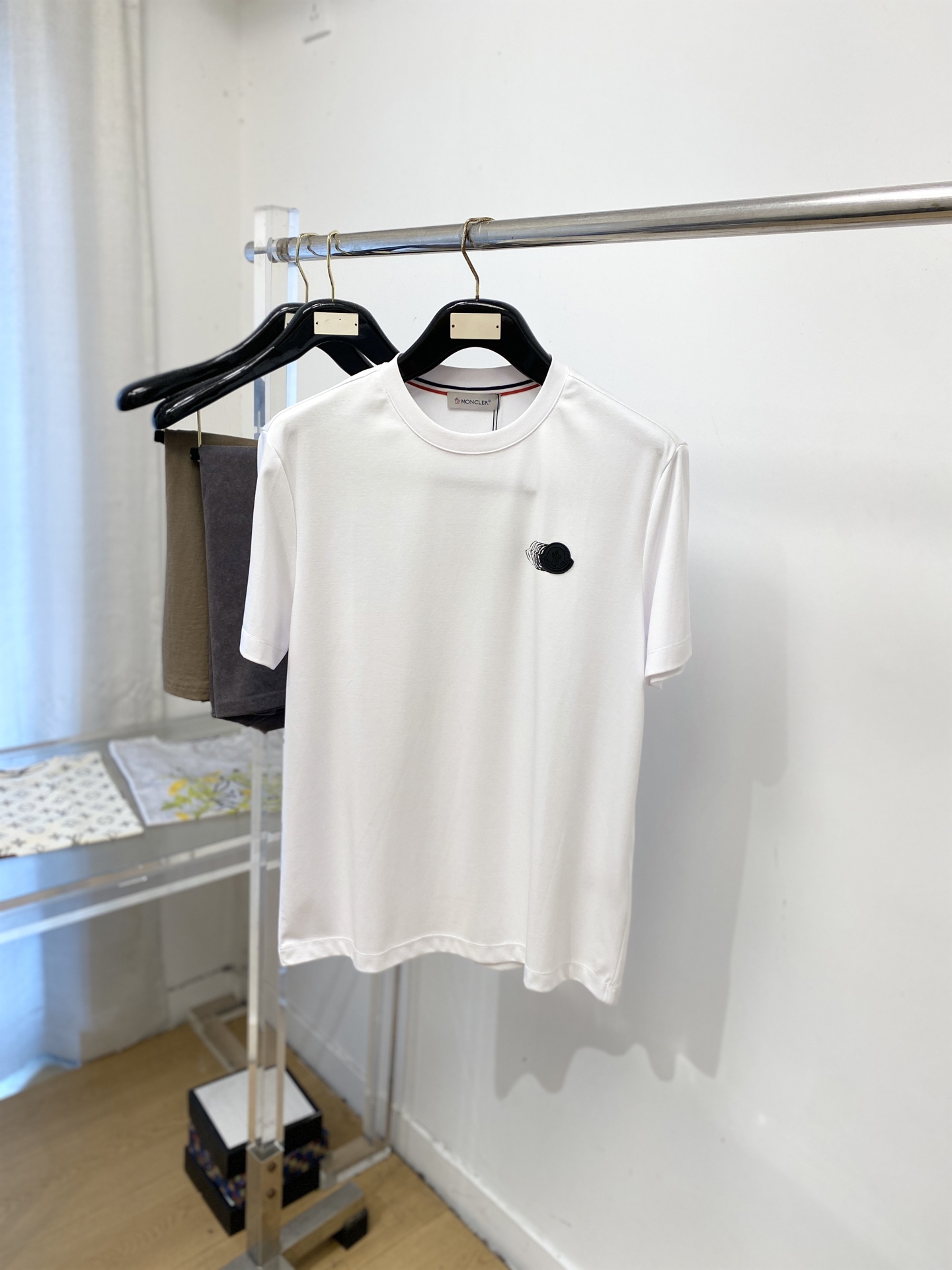 NO:911435,Meng Mouth, 2026 new short-sleeved T-shirt, handsome and fashionable, with logo embroidered on the chest, simple and versatile. The fabric cotton is not only crisp and maintains the trendy silhouette, but also comfortable to wear, and the yarn is more delicate. Size M-3XL, Moncler, T-shirt, tees, t-shirt,19860909蒙口、2026新品短袖T恤,帅气时尚,胸前刺绣装饰图案logo,简约百搭款.面料棉 不仅挺括,保持潮流的廓形,又穿着舒适,纱织更细腻,码数M-3XL,,Moncler,T-shirt,tees，t-shirt,,Men's clothing