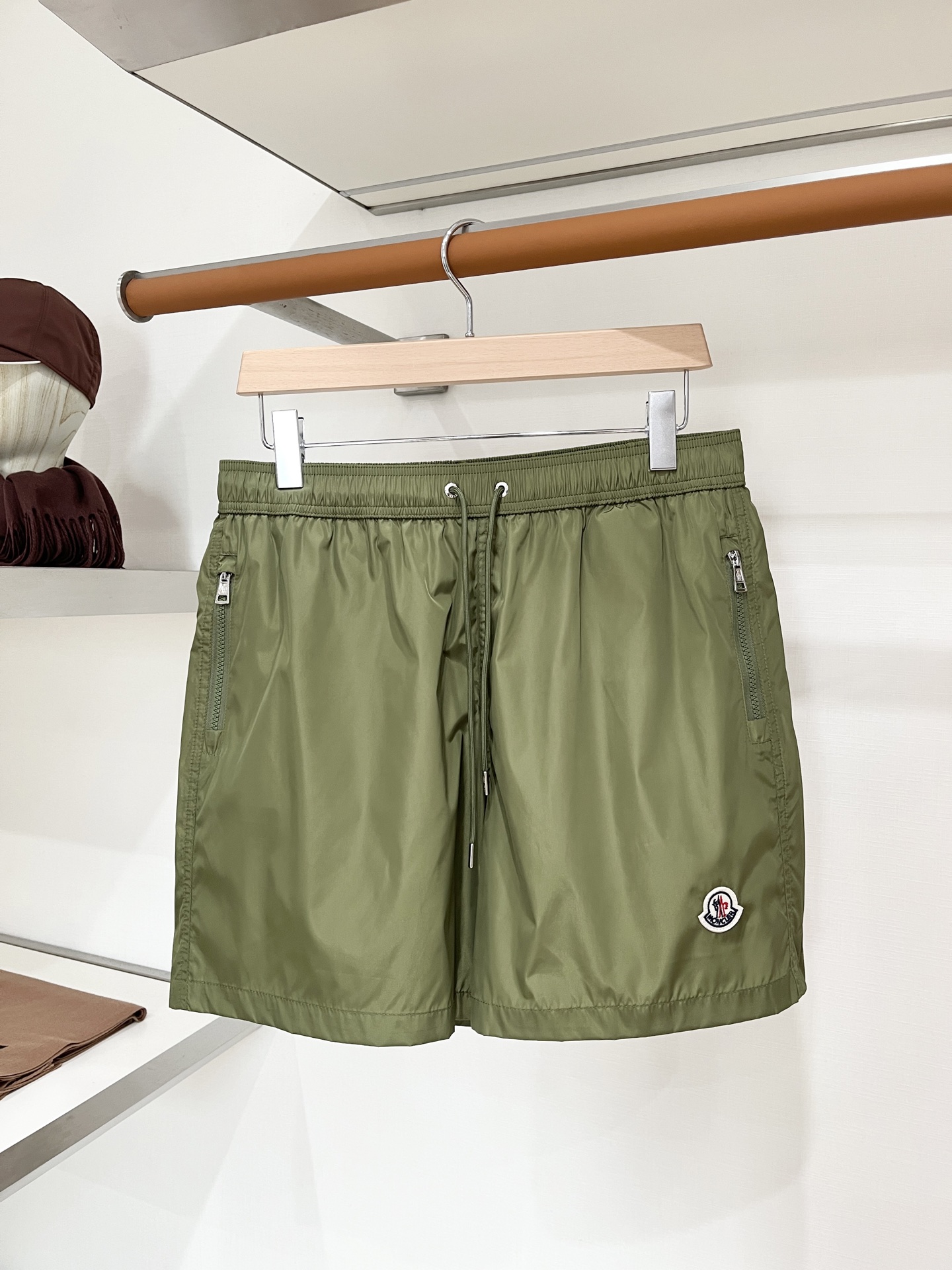 NO:911441,Covered mouth, 2026 popular casual shorts, high elasticity, slimming, simple and versatile, popular style, fine workmanship, every stitch can be seen attentiveness, favorite of many celebrities and Internet celebrities, elongating body proportions!  Micro-elastic comfortable fabric details body size S-XL, Moncler, shorts,19860909蒙口、2026爆款休闲短裤 高弹显瘦必爆简约百搭爆款,做工精细,每一针都看得到用心,超多明星网红最爱 拉长身材比例哦！微弹 舒适面料 细节体码数S-XL,,Moncler,shorts,,Men's clothing