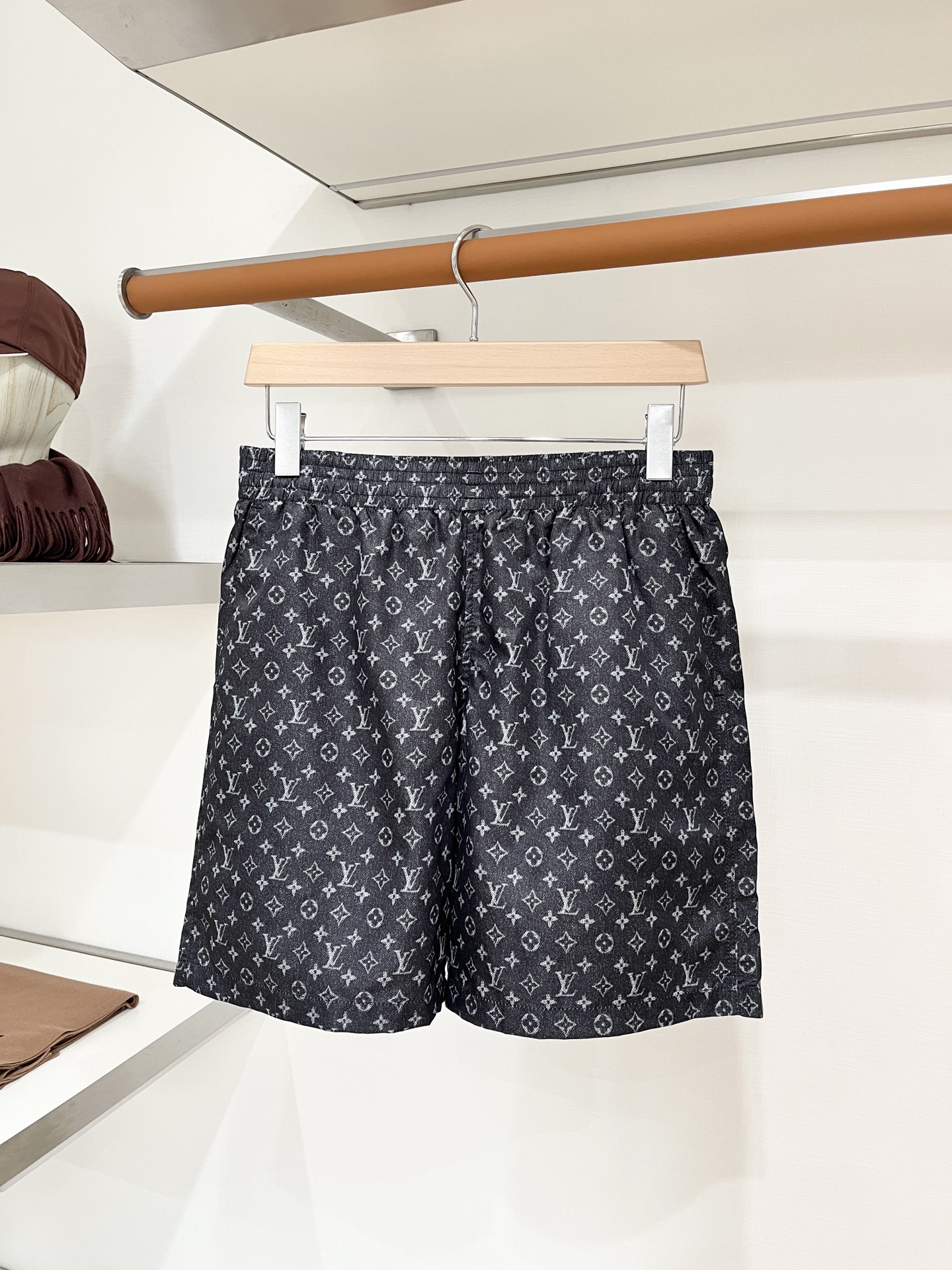 NO:911446,LV, 2026 popular casual shorts, high elasticity, slimming, simple and versatile, popular style, fine workmanship, every stitch can be seen attentive, favorite of many celebrities and Internet celebrities, elongating body proportions!  Micro-elastic comfortable fabric details body size S-XL, Louis Vuitton, shorts,19860909LV、2026爆款休闲短裤 高弹显瘦必爆简约百搭爆款,做工精细,每一针都看得到用心,超多明星网红最爱 拉长身材比例哦！微弹 舒适面料 细节体码数S-XL,,louis vuitton,shorts,,Men's clothing