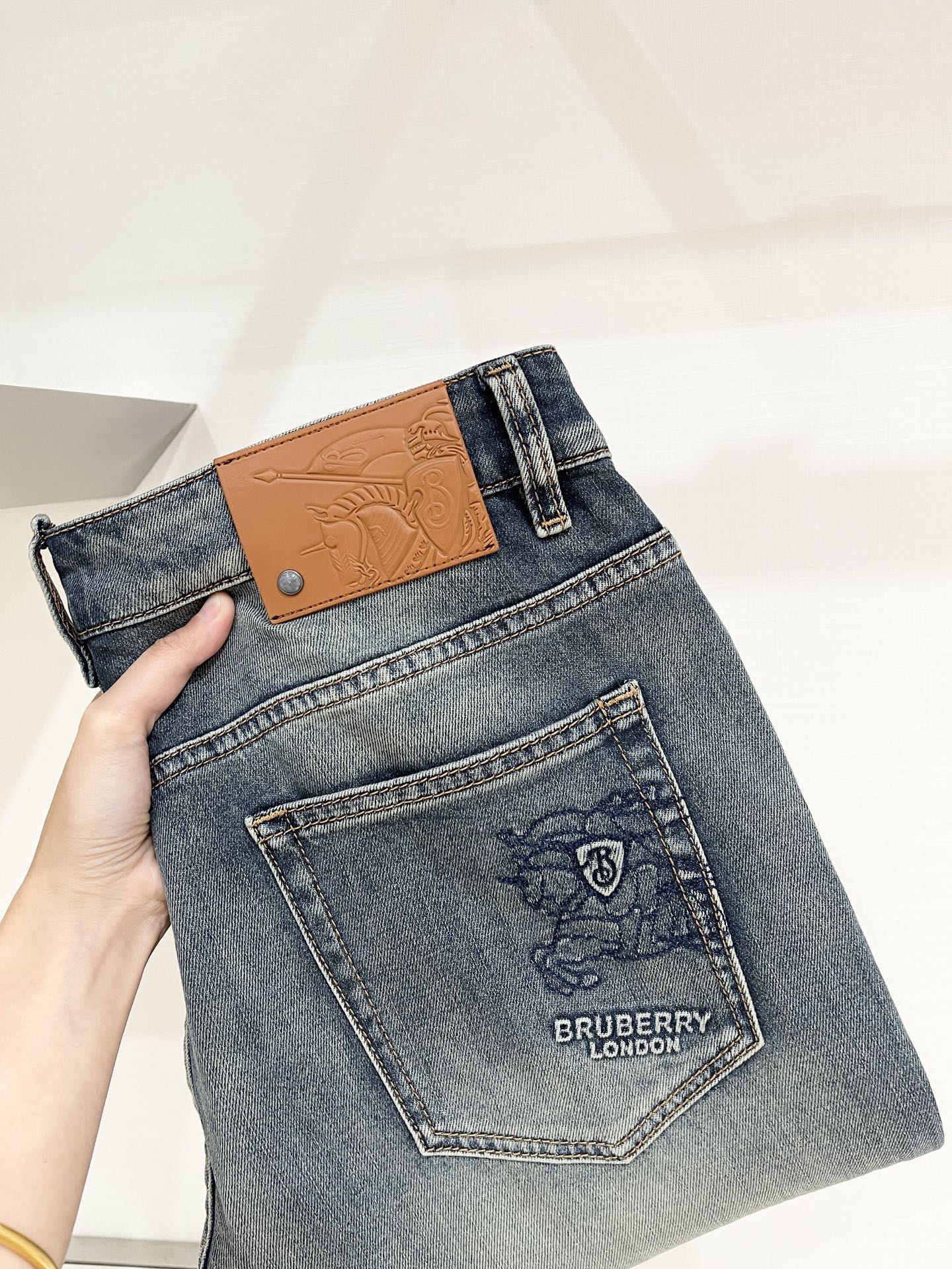 NO:911411,Burberry, 2026 latest products, available at counters simultaneously, original goods, washed casual jeans, imported original washed stretch fabrics, comfortable and elastic, original hardware accessories decorated with logo, super correct version, extremely high grade, counter quality, fashionable and stylish upper body, code number 29-38,, burberry, jeans,19860909巴宝莉、 2026最新品,专柜同步有售,原单狠货,水洗休闲牛仔裤,进口原版水洗弹力面料,舒适有弹性,原版五金辅料装饰logo,版型超正,档次极高,专柜品质,上身时尚有型,码数29-38,,burberry,jeans,,Men's clothing