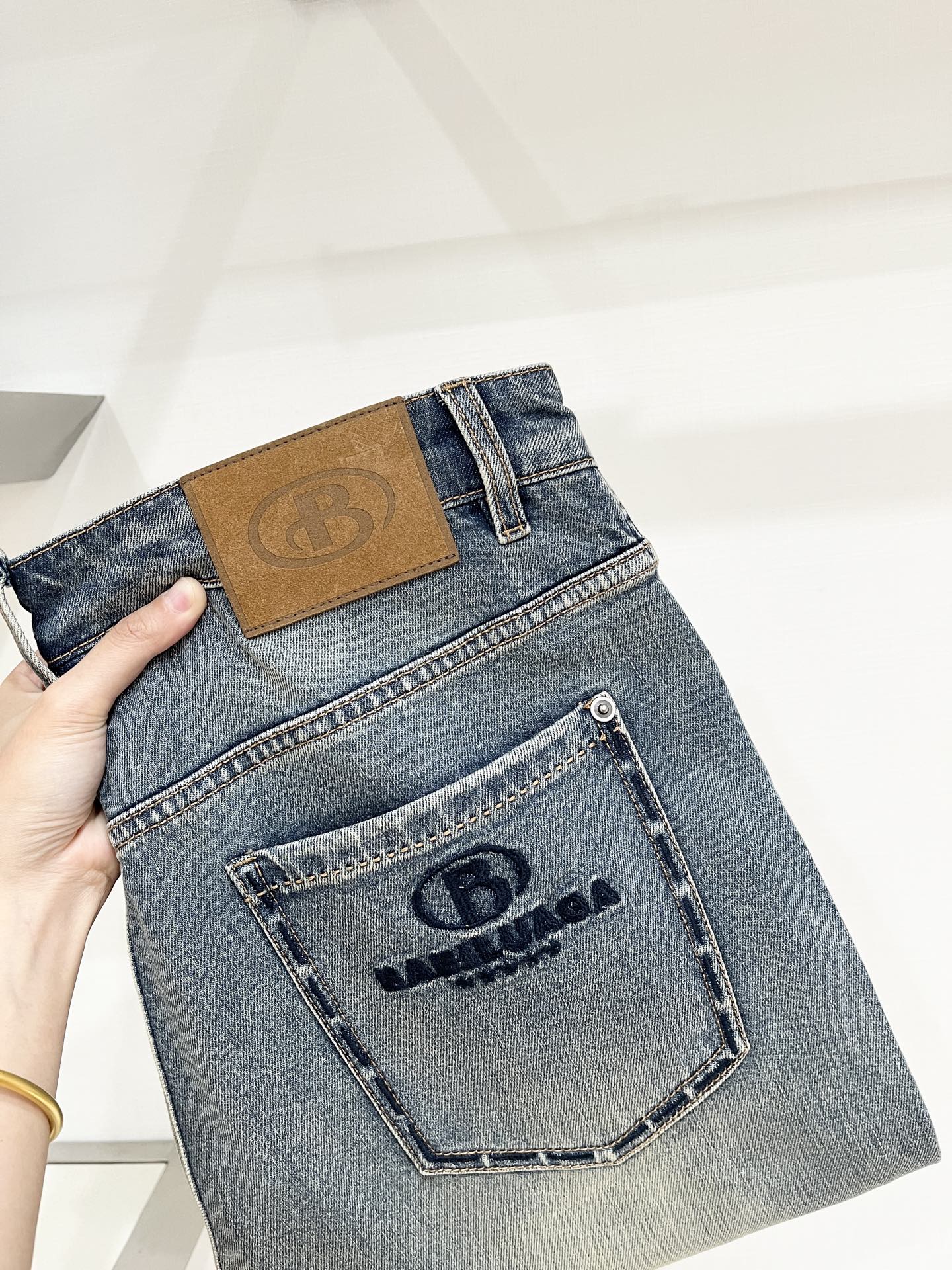 NO:911415,Balenciaga, 2026 latest products, available at counters simultaneously, original goods, washed casual jeans, imported original washed stretch fabric, comfortable and elastic, original hardware accessories decorated with logo, super correct version, extremely high grade, counter quality, fashionable and stylish upper body, code number 29-38,, balenciaga, jeans,19860909巴黎世家、 2026最新品,专柜同步有售,原单狠货,水洗休闲牛仔裤,进口原版水洗弹力面料,舒适有弹性,原版五金辅料装饰logo,版型超正,档次极高,专柜品质,上身时尚有型,码数29-38,,balenciaga,jeans,,Men's clothing