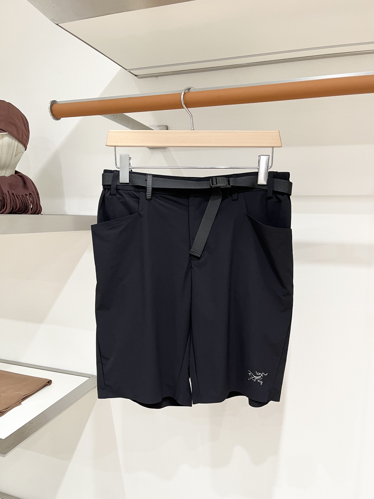 NO:911433,Archaeopteryx, 2026 popular casual shorts. High elasticity, slimming, simple and versatile, popular style. Fine workmanship, you can see the care in every stitch. It is the favorite of many celebrities and Internet celebrities. It lengthens the body proportions!  Micro-elastic comfortable fabric details body size M-3XL, arc'teryx, shorts,19860909始祖鸟、2026爆款休闲短裤 高弹显瘦必爆简约百搭爆款,做工精细,每一针都看得到用心,超多明星网红最爱 拉长身材比例哦！微弹 舒适面料 细节体码数M-3XL,arc'teryx,shorts,,Men's clothing