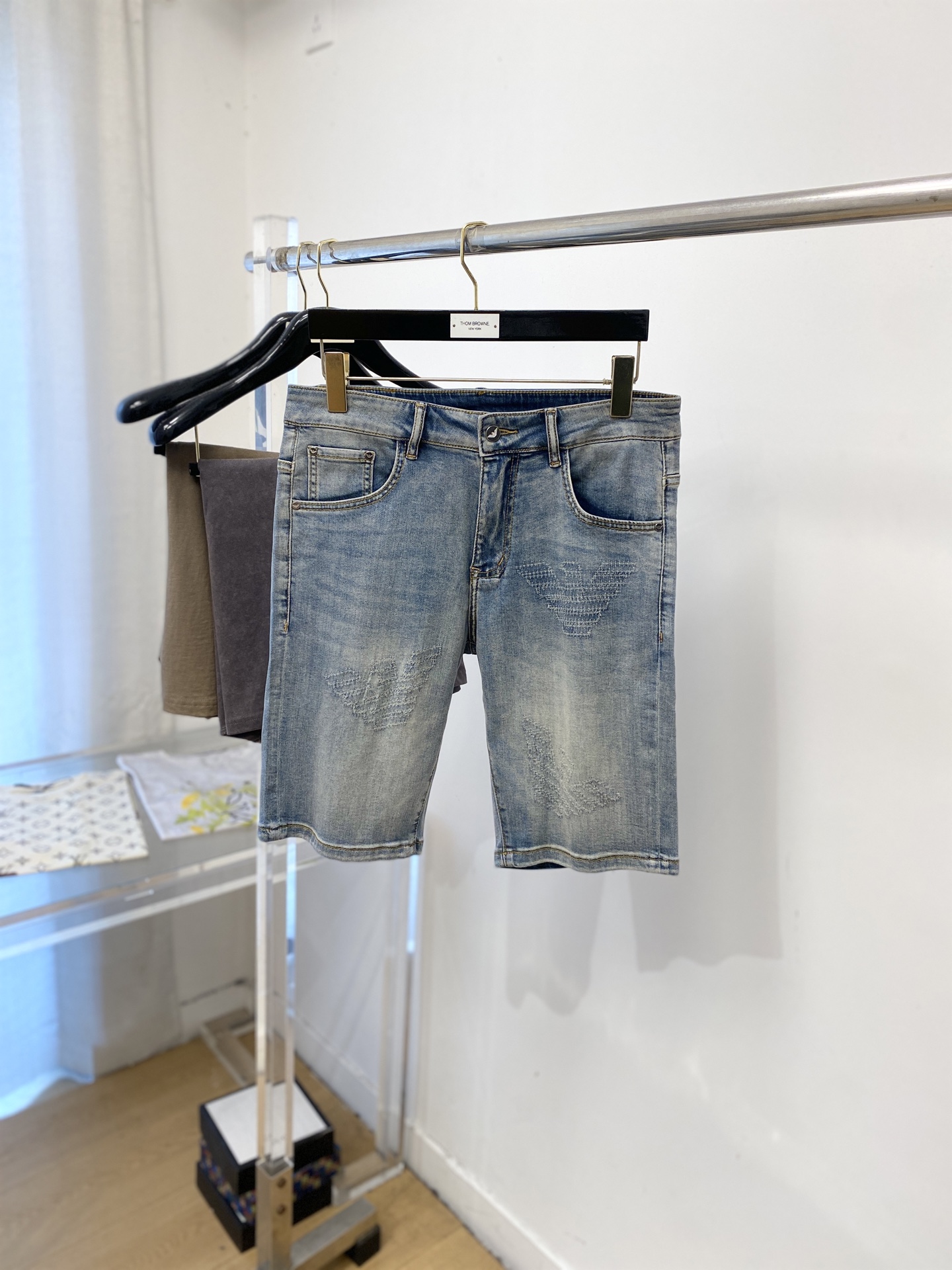 NO:911471,Armani, 2026 latest products, available at counters simultaneously, original goods, washed casual denim shorts, imported original washed stretch fabrics, comfortable and elastic, original hardware accessories decorated with logo, super correct version, extremely high grade, counter quality, fashionable and stylish upper body, code number 28-38,, armani, shorts,19860909阿玛尼、 2026最新品,专柜同步有售,原单狠货,水洗休闲牛仔短裤,进口原版水洗弹力面料,舒适有弹性,原版五金辅料装饰logo,版型超正,档次极高,专柜品质,上身时尚有型,码数28-38,,armani,shorts,,Men's clothing