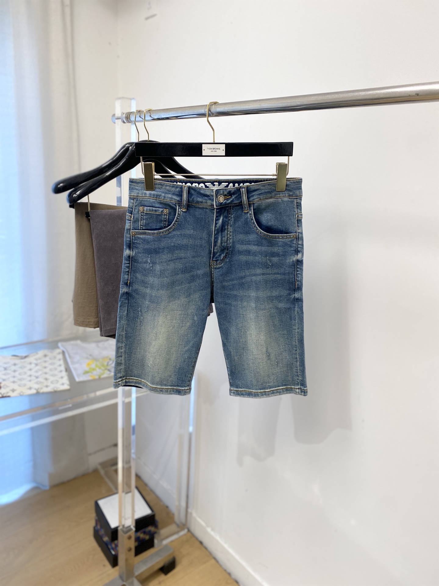 NO:911476,Armani, 2026 latest products, available at counters simultaneously, original goods, washed casual denim shorts, imported original washed stretch fabrics, comfortable and elastic, original hardware accessories decorated with logo, super correct version, extremely high grade, counter quality, fashionable and stylish upper body, code number 28-38,, armani, shorts,19860909阿玛尼、 2026最新品,专柜同步有售,原单狠货,水洗休闲牛仔短裤,进口原版水洗弹力面料,舒适有弹性,原版五金辅料装饰logo,版型超正,档次极高,专柜品质,上身时尚有型,码数28-38,,armani,shorts,,Men's clothing