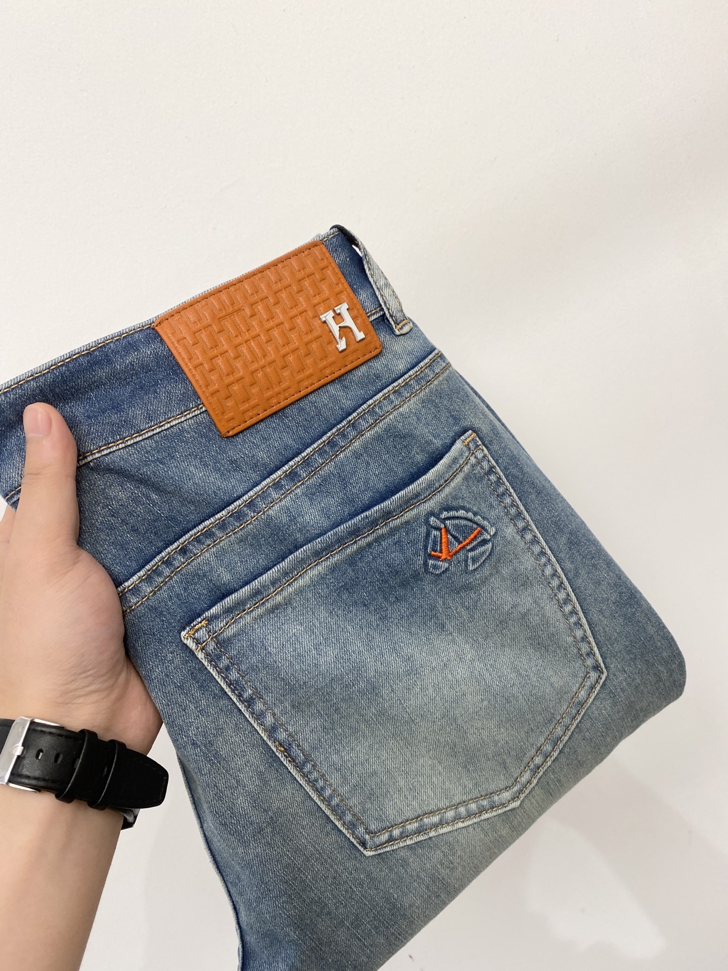 NO:911481,Hermes, 2026 latest products, available at counters simultaneously, original goods, washed casual jeans, imported original washed stretch fabrics, comfortable and elastic, original hardware accessories decorated with logo, super correct version, extremely high grade, counter quality, fashionable and stylish upper body, code number 28-38,,hermes,jeans,19860909爱马仕、 2026最新品,专柜同步有售,原单狠货,水洗休闲牛仔裤,进口原版水洗弹力面料,舒适有弹性,原版五金辅料装饰logo,版型超正,档次极高,专柜品质,上身时尚有型,码数28-38,,hermes,jeans,,Men's clothing