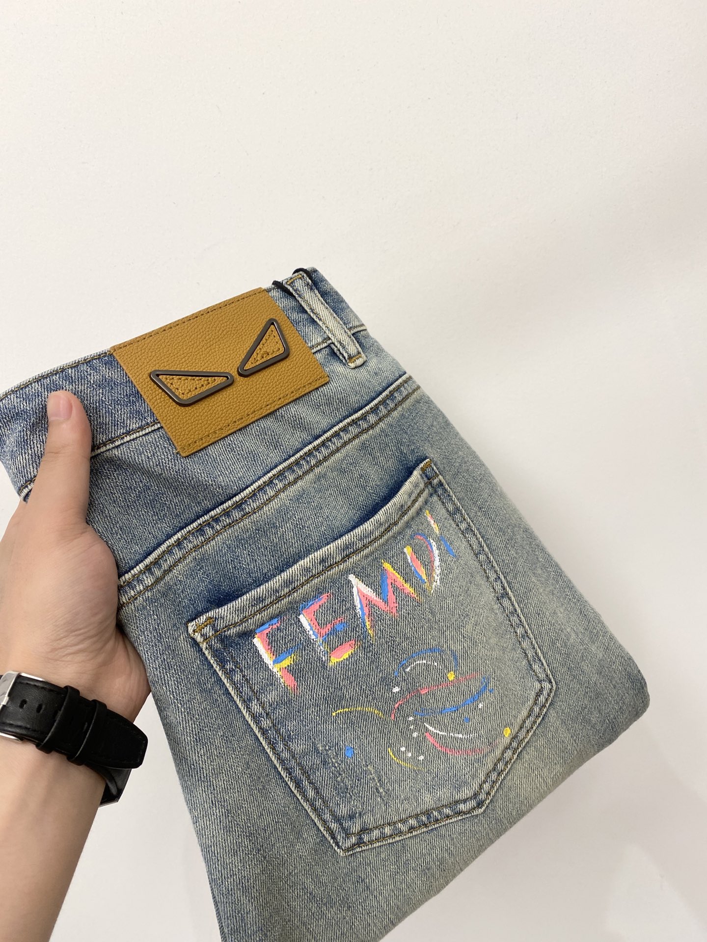 NO:911490,Fendi, 2026 latest products, available at counters simultaneously, original goods, washed casual jeans, imported original washed stretch fabrics, comfortable and elastic, original hardware accessories decorated with logo, super correct version, extremely high grade, counter quality, fashionable and stylish upper body, code number 28-38,,fendi,jeans,19860909芬迪、 2026最新品,专柜同步有售,原单狠货,水洗休闲牛仔裤,进口原版水洗弹力面料,舒适有弹性,原版五金辅料装饰logo,版型超正,档次极高,专柜品质,上身时尚有型,码数28-38,,fendi,jeans,,Men's clothing