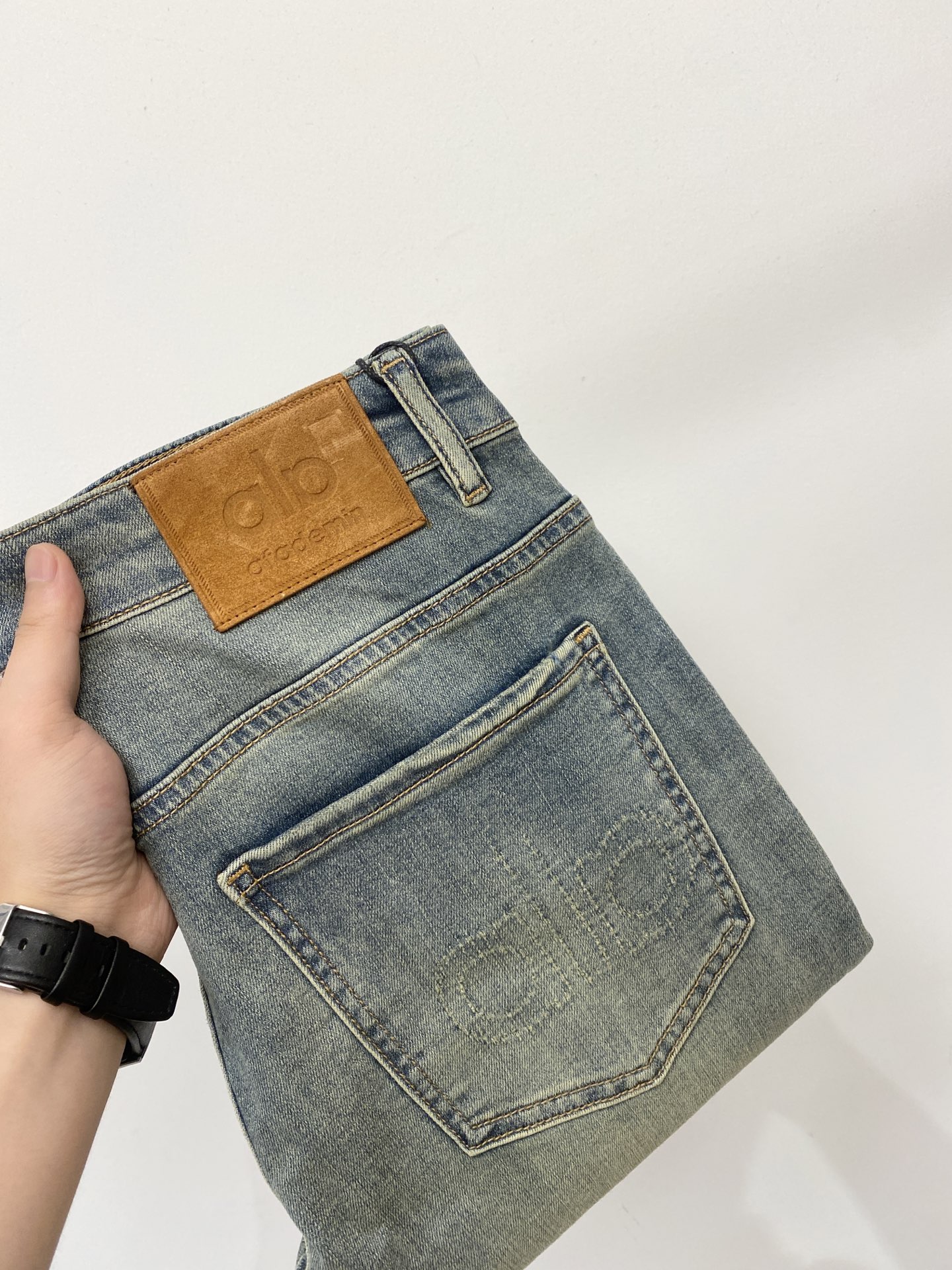 NO:911494,alo, 2026 latest products, available at counters at the same time, original goods, washed casual jeans, imported original washed stretch fabrics, comfortable and elastic, original hardware accessories decorated with logo, super correct version, extremely high grade, counter quality, fashionable and stylish upper body, code number 28-38,,jeans,19860909alo、 2026最新品,专柜同步有售,原单狠货,水洗休闲牛仔裤,进口原版水洗弹力面料,舒适有弹性,原版五金辅料装饰logo,版型超正,档次极高,专柜品质,上身时尚有型,码数28-38,,jeans,,Men's clothing