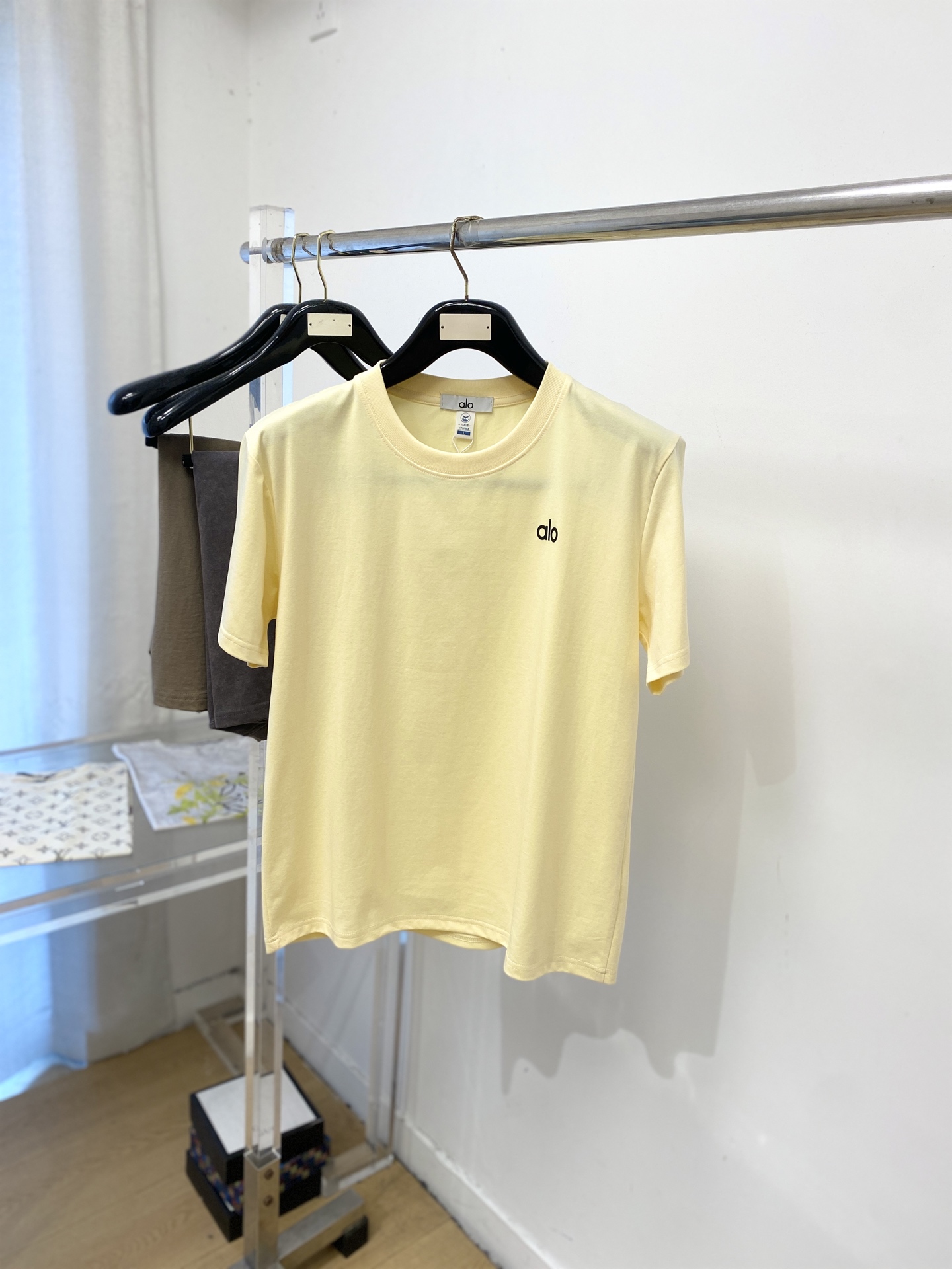 NO:911452,alo, 2026 new short-sleeved T-shirt, handsome and fashionable, top-notch printed letter logo on the chest, simple and versatile. The fabric cotton is not only crisp and maintains the trendy silhouette, but also comfortable to wear, and the yarn is more delicate. The size is M-4XL,, T-shirt, tees, t-shirt,19860909alo、2026新品短袖T恤,帅气时尚,胸前顶级印胶字母logo,简约百搭款.面料棉 不仅挺括,保持潮流的廓形,又穿着舒适,纱织更细腻,码数M-4XL,,T-shirt,tees，t-shirt,,Men's clothing