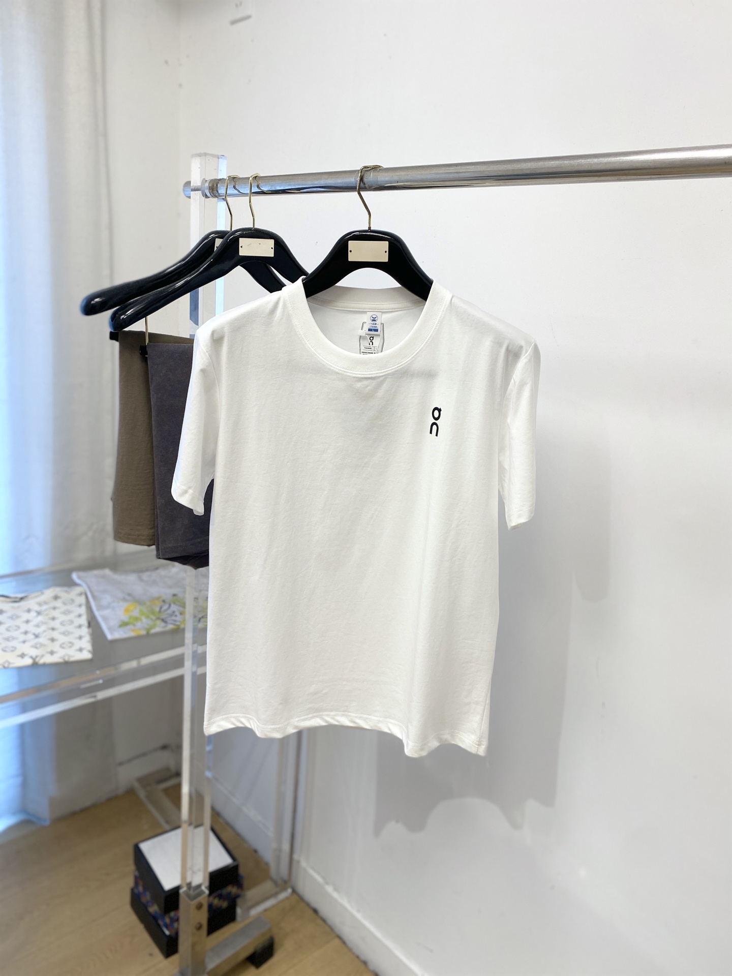 NO:911457,on Fashion trendy brand, 2026 new short-sleeved T-shirt, handsome and fashionable, top-notch printed letter logo on the chest, simple and versatile. The fabric cotton is not only crisp and maintains the trendy silhouette, but also comfortable to wear, and the yarn is more delicate. The size is M-4XL,, T-shirt, tees, t-shirt,19860909on 时尚潮牌、2026新品短袖T恤,帅气时尚,胸前顶级印胶字母logo,简约百搭款.面料棉 不仅挺括,保持潮流的廓形,又穿着舒适,纱织更细腻,码数M-4XL,,T-shirt,tees，t-shirt,,Men's clothing