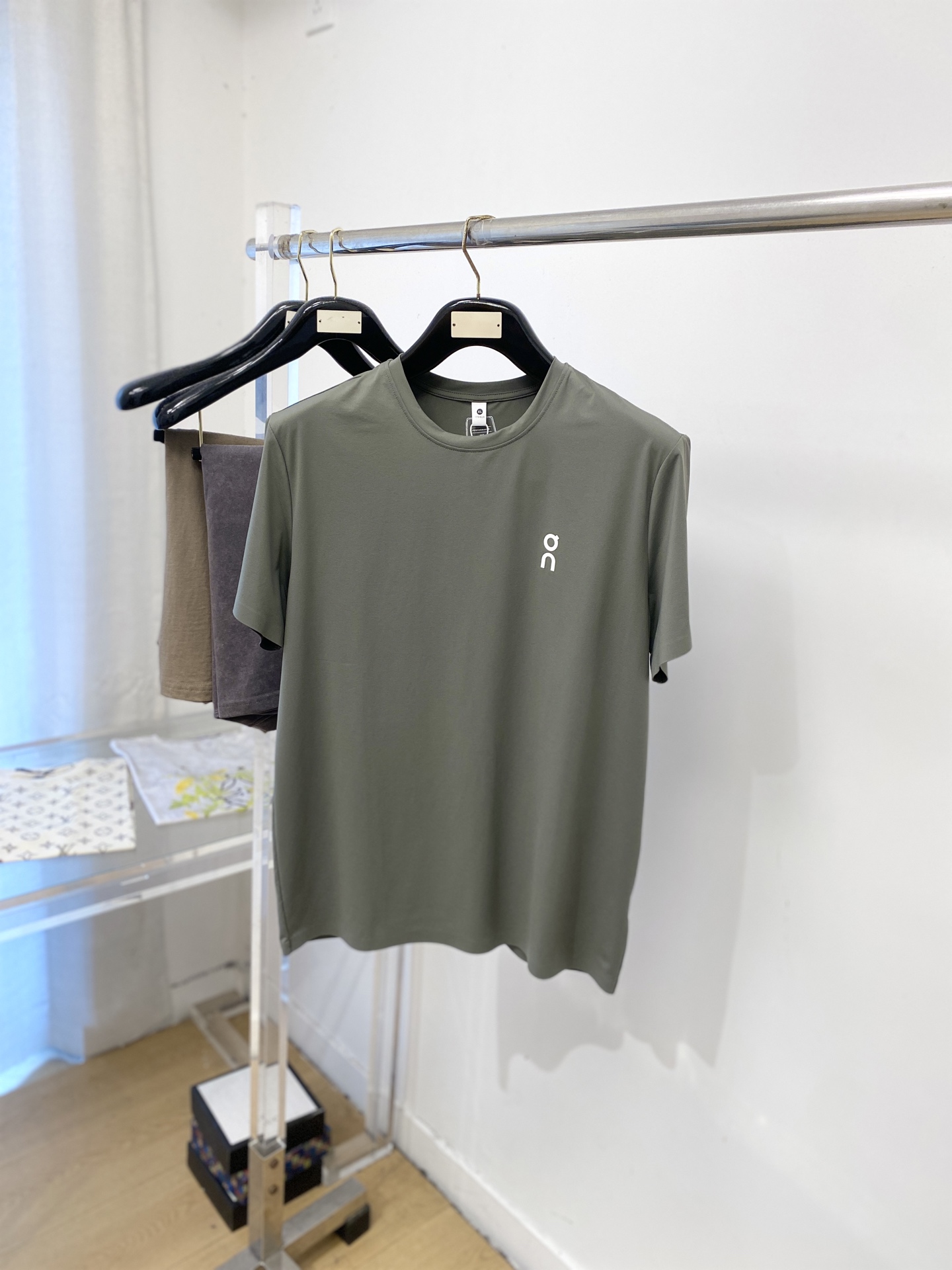 NO:911461,on Fashion brand, 2026 new short-sleeved T-shirt, handsome and fashionable, top-notch printed letter logo on the chest, simple and versatile. The mercerized fabric is not only crisp and maintains the trendy silhouette, but also comfortable to wear, and the yarn is more delicate. Size M-4XL,, T-shirt, tees, t-shirt,19860909on 时尚潮牌、2026新品短袖T恤,帅气时尚,胸前顶级印胶字母logo,简约百搭款.面料丝光 不仅挺括,保持潮流的廓形,又穿着舒适,纱织更细腻,码数M-4XL,,T-shirt,tees，t-shirt,,Men's clothing
