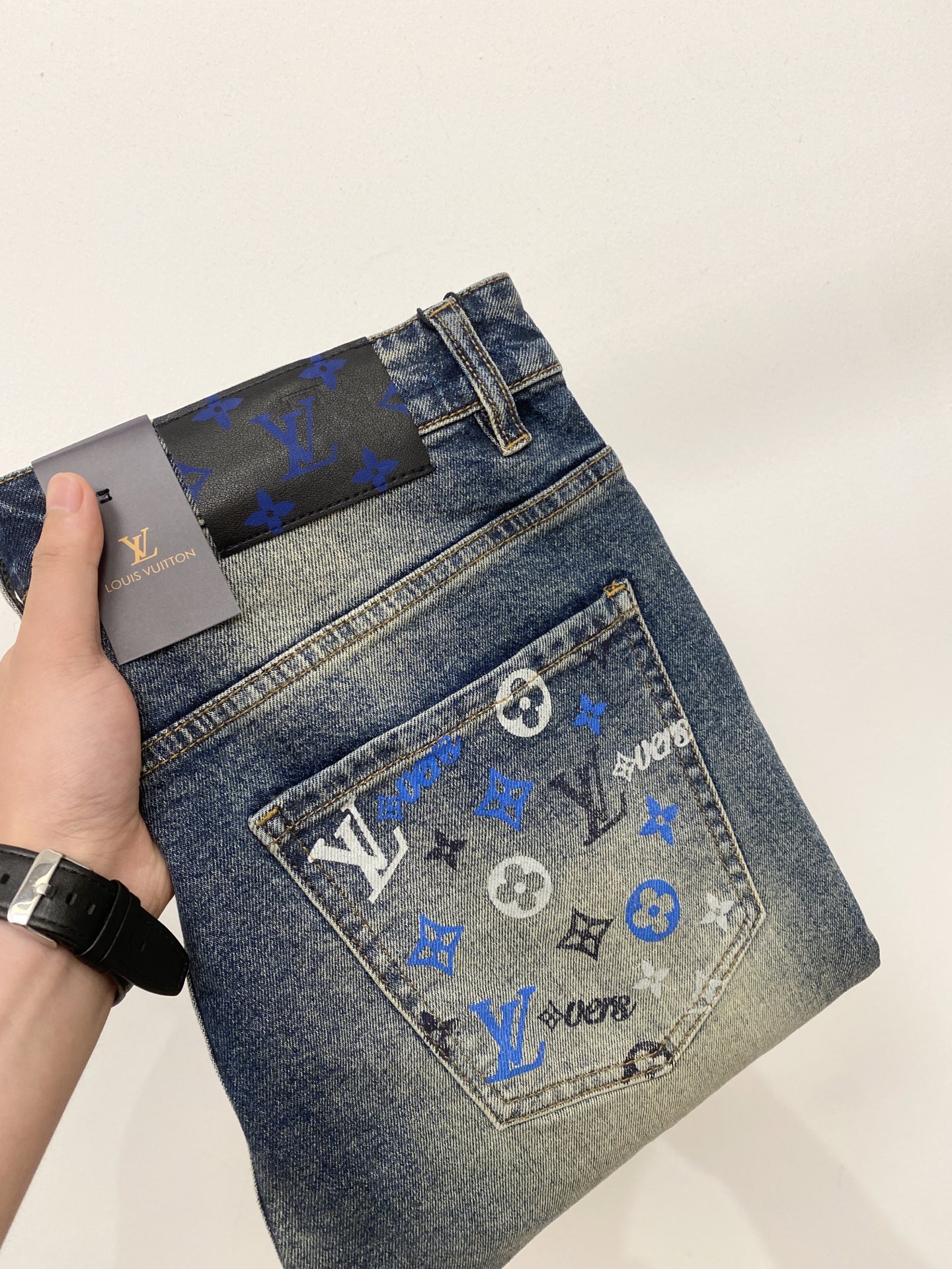 NO:911475,LV, 2026 latest products, available at counters simultaneously, original goods, washed casual jeans, imported original washed stretch fabrics, comfortable and elastic, original hardware accessories decorated with logo, super correct version, extremely high grade, counter quality, fashionable and stylish upper body, code number 29-40,, louis vuitton, jeans,19860909LV、 2026最新品,专柜同步有售,原单狠货,水洗休闲牛仔裤,进口原版水洗弹力面料,舒适有弹性,原版五金辅料装饰logo,版型超正,档次极高,专柜品质,上身时尚有型,码数29-40,,louis vuitton,jeans,,Men's clothing
