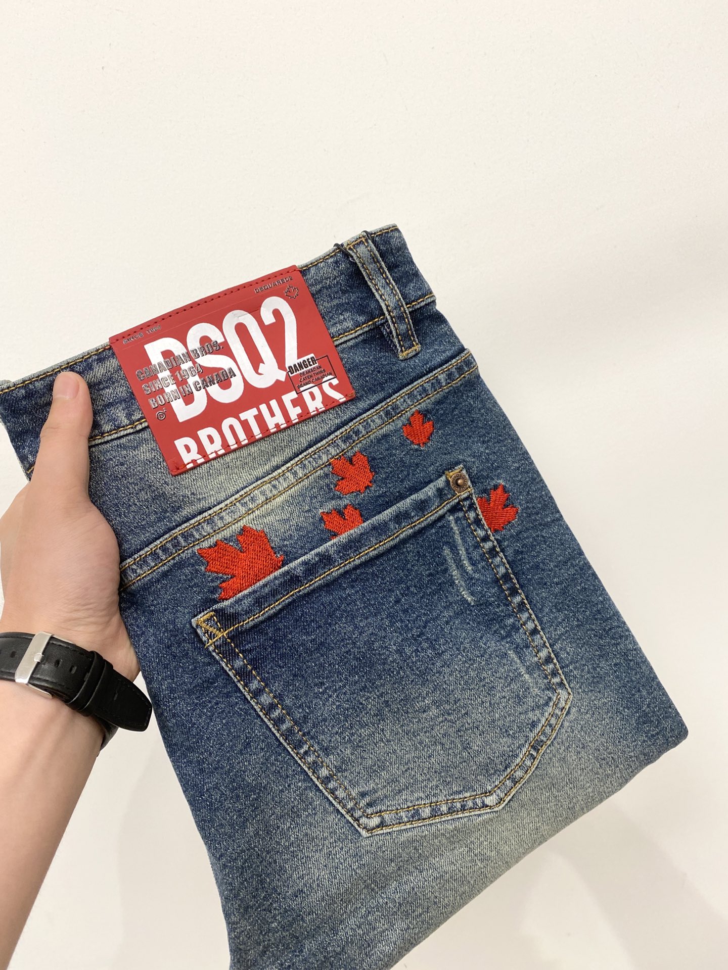 NO:911480,DSQUARED2, 2026 latest products, available at counters at the same time, original goods, washed casual jeans, imported original washed stretch fabrics, comfortable and elastic, original hardware accessories decorated with logo, super correct version, extremely high grade, counter quality, fashionable and stylish upper body, code number 29-40,,jeans,19860909DSQUARED2、2026最新品,专柜同步有售,原单狠货,水洗休闲牛仔裤,进口原版水洗弹力面料,舒适有弹性,原版五金辅料装饰logo,版型超正,档次极高,专柜品质,上身时尚有型,码数29-40,,jeans,,Men's clothing