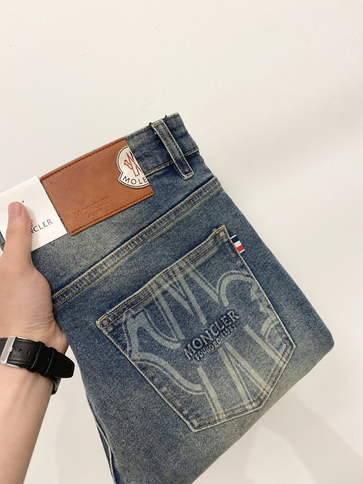 NO:911485,Moncler, 2026 latest products, available at counters simultaneously, original goods, washed casual jeans, imported original washed stretch fabric, comfortable and elastic, original hardware accessories decorated with logo, super correct version, extremely high grade, counter quality, fashionable and stylish upper body, size 29-40,,Moncler,jeans,19860909蒙口、2026最新品,专柜同步有售,原单狠货,水洗休闲牛仔裤,进口原版水洗弹力面料,舒适有弹性,原版五金辅料装饰logo,版型超正,档次极高,专柜品质,上身时尚有型,码数29-40,,Moncler,jeans,,Men's clothing
