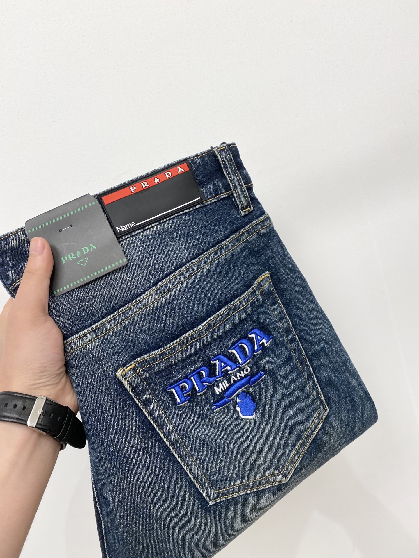 NO:911493,Prada, 2026 latest products, available at counters at the same time, original goods, washed casual jeans, imported original washed stretch fabrics, comfortable and elastic, original hardware accessories decorated with logo, super correct version, extremely high grade, counter quality, fashionable and stylish upper body, code number 29-40,, prada, jeans,19860909普拉达、2026最新品,专柜同步有售,原单狠货,水洗休闲牛仔裤,进口原版水洗弹力面料,舒适有弹性,原版五金辅料装饰logo,版型超正,档次极高,专柜品质,上身时尚有型,码数29-40,,prada,jeans,,Men's clothing