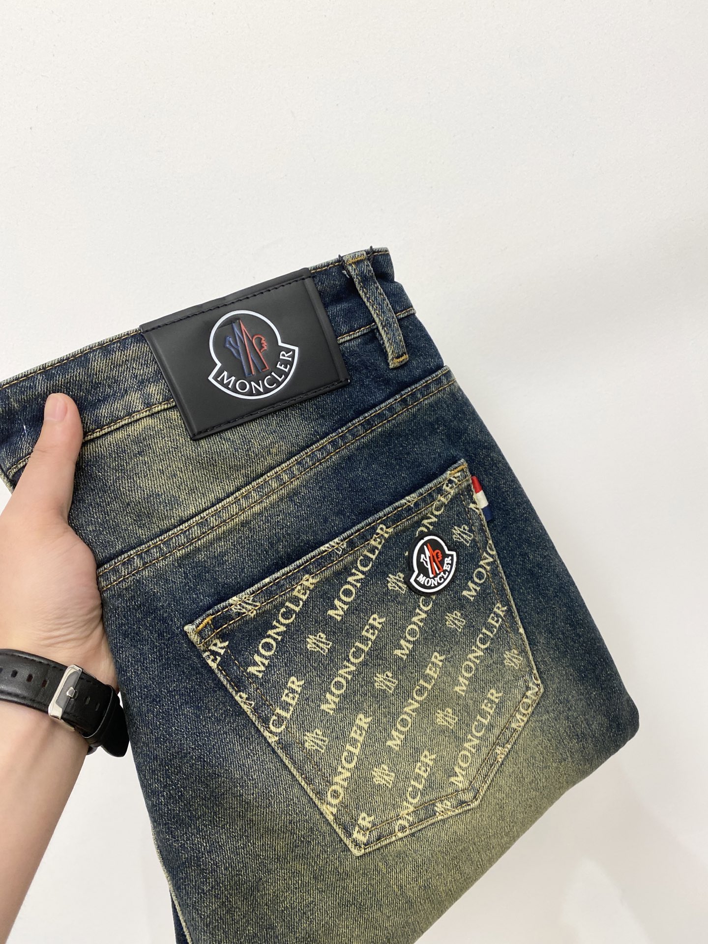 NO:911498,Moncler, 2026 latest products, available at counters simultaneously, original goods, washed casual jeans, imported original washed stretch fabric, comfortable and elastic, original hardware accessories decorated with logo, super correct version, extremely high grade, counter quality, fashionable and stylish upper body, size 29-40,,Moncler,jeans,19860909蒙口、2026最新品,专柜同步有售,原单狠货,水洗休闲牛仔裤,进口原版水洗弹力面料,舒适有弹性,原版五金辅料装饰logo,版型超正,档次极高,专柜品质,上身时尚有型,码数29-40,,Moncler,jeans,,Men's clothing