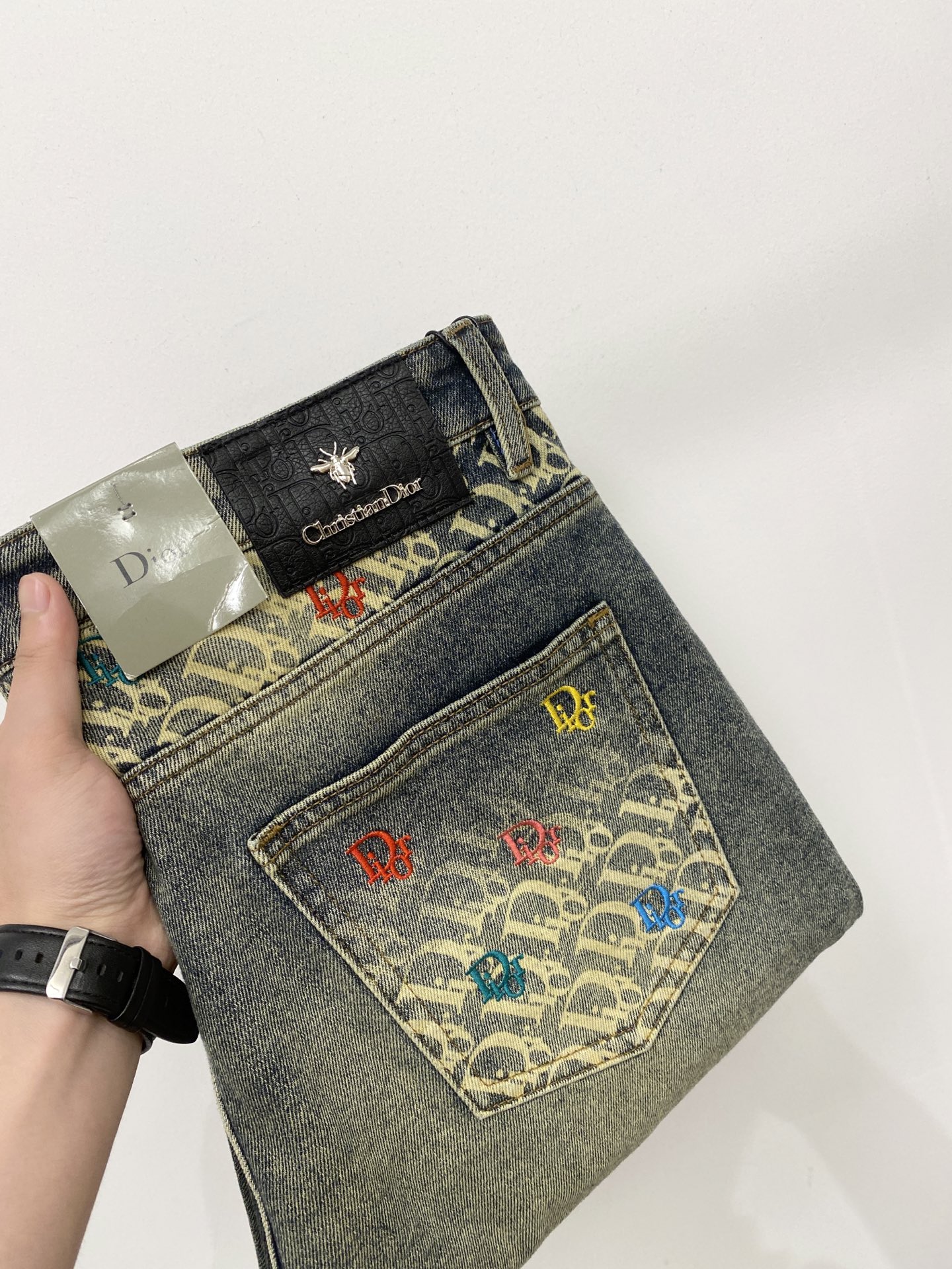 NO:911503,Dior, 2026 latest products, available at counters simultaneously, original goods, washed casual jeans, imported original washed stretch fabrics, comfortable and elastic, original hardware accessories decorated with logo, super correct version, extremely high grade, counter quality, fashionable and stylish upper body, code number 29-40,, dior, jeans,19860909迪奥、2026最新品,专柜同步有售,原单狠货,水洗休闲牛仔裤,进口原版水洗弹力面料,舒适有弹性,原版五金辅料装饰logo,版型超正,档次极高,专柜品质,上身时尚有型,码数29-40,,dior,jeans,,Men's clothing
