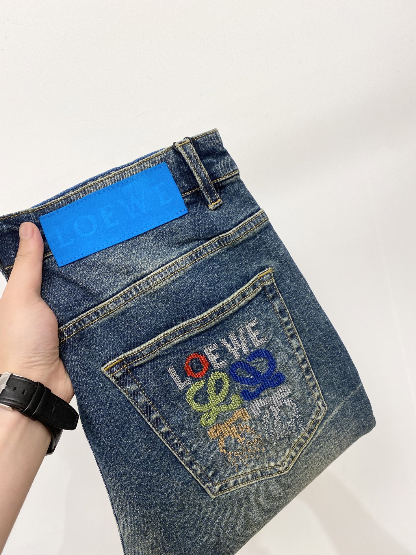 NO:911508,Loewe, 2026 latest products, available at counters simultaneously, original goods, washed casual jeans, imported original washed stretch fabric, comfortable and elastic, original hardware accessories decorated with logo, super correct version, extremely high grade, counter quality, fashionable and stylish upper body, code number 29-40,,loewe,jeans,19860909罗意威、2026最新品,专柜同步有售,原单狠货,水洗休闲牛仔裤,进口原版水洗弹力面料,舒适有弹性,原版五金辅料装饰logo,版型超正,档次极高,专柜品质,上身时尚有型,码数29-40,,loewe,jeans,,Men's clothing