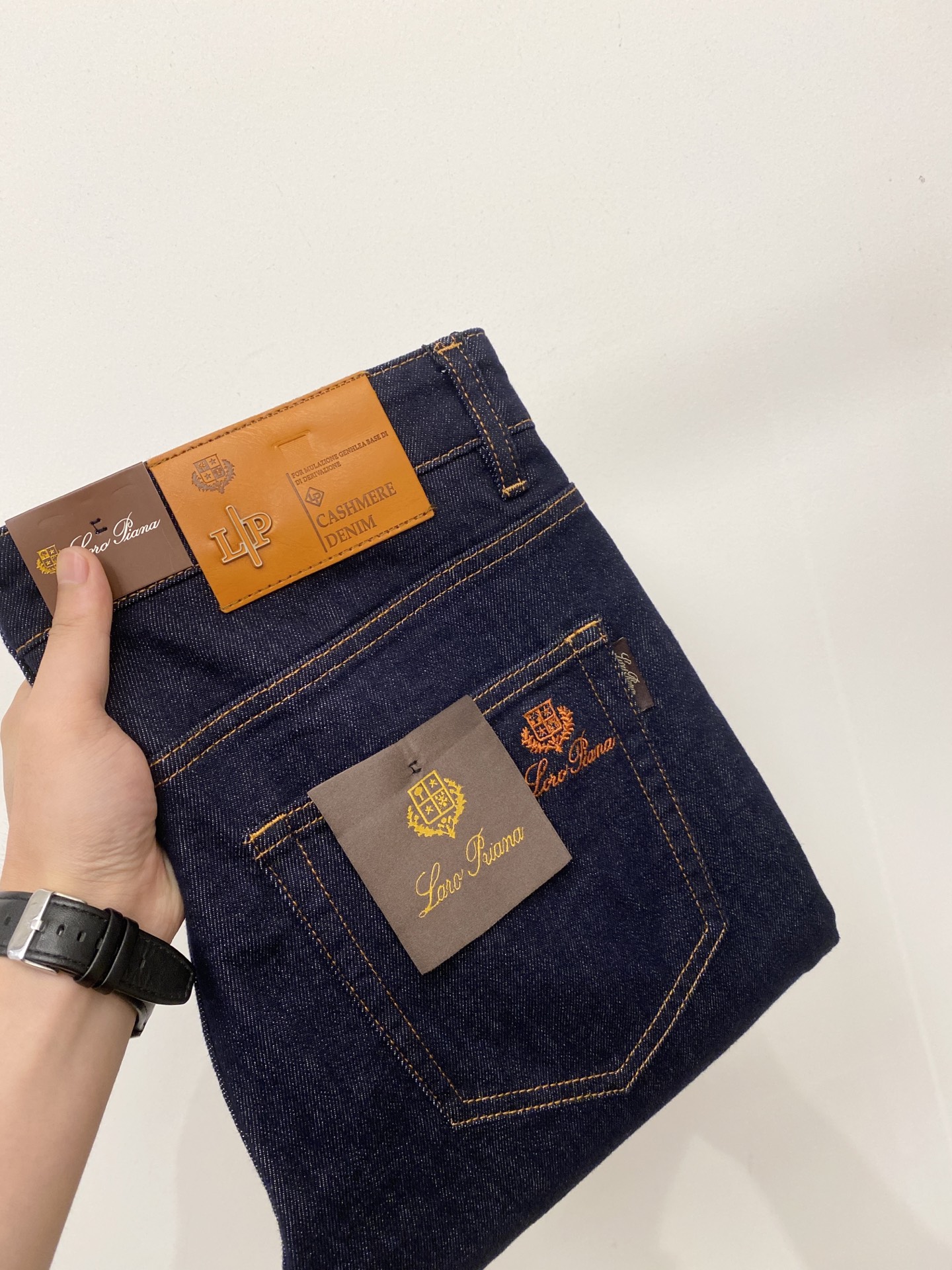 NO:911518,LP, 2026 latest products, available at the counter at the same time, original goods, washed casual jeans, imported original washed stretch fabric, comfortable and elastic, original hardware accessories decorated with logo, super correct version, extremely high grade, counter quality, fashionable and stylish upper body, code number 29-40,,loro piana,jeans,19860909LP、2026最新品,专柜同步有售,原单狠货,水洗休闲牛仔裤,进口原版水洗弹力面料,舒适有弹性,原版五金辅料装饰logo,版型超正,档次极高,专柜品质,上身时尚有型,码数29-40,,loro piana,jeans,,Men's clothing