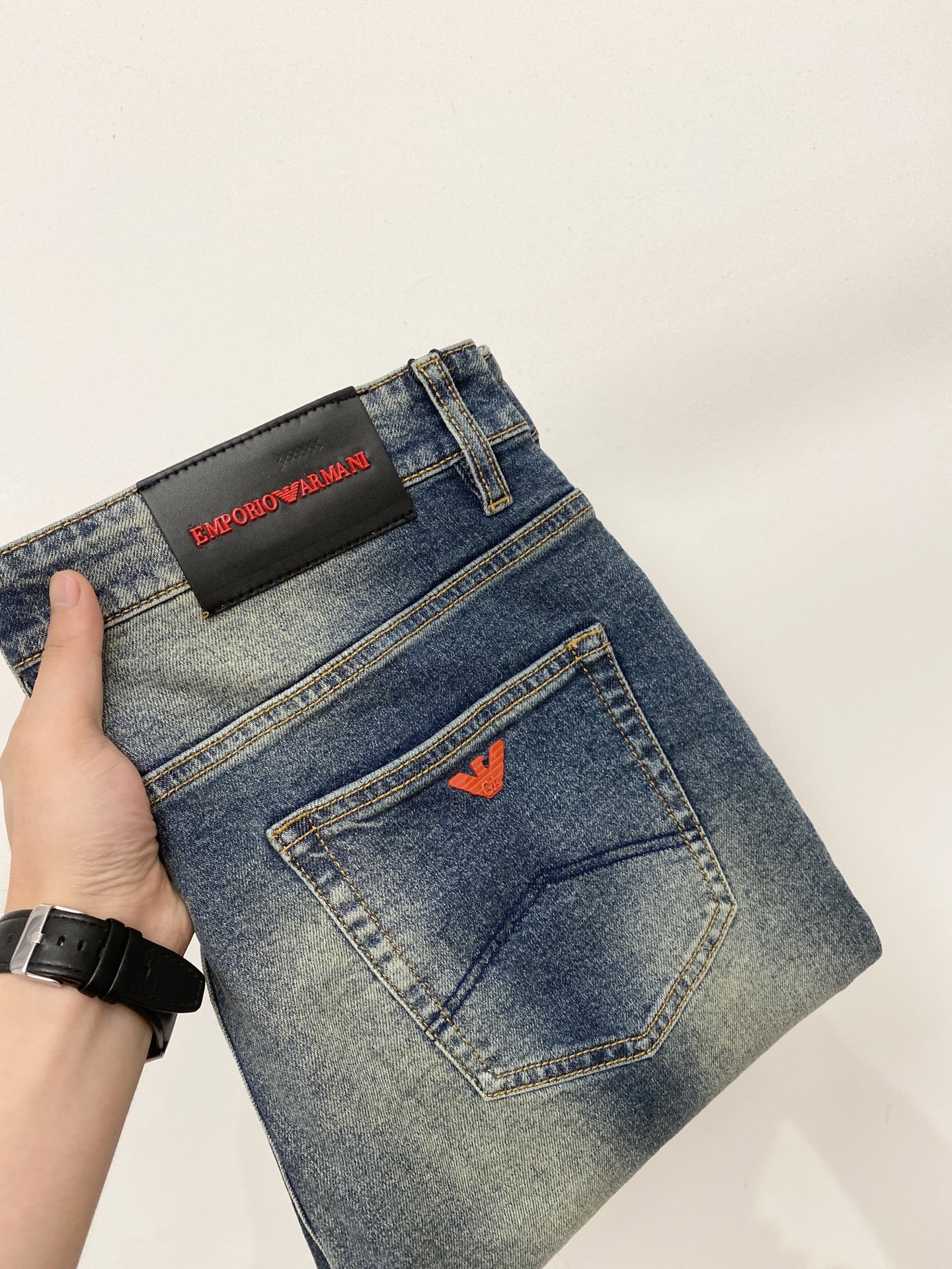 NO:911523,Armani, 2026 latest products, available at counters simultaneously, original goods, washed casual jeans, imported original washed stretch fabrics, comfortable and elastic, original hardware accessories decorated with logo, super correct version, extremely high grade, counter quality, fashionable and stylish upper body, code number 29-40,,armani,jeans,19860909阿玛尼、2026最新品,专柜同步有售,原单狠货,水洗休闲牛仔裤,进口原版水洗弹力面料,舒适有弹性,原版五金辅料装饰logo,版型超正,档次极高,专柜品质,上身时尚有型,码数29-40,,armani,jeans,,Men's clothing
