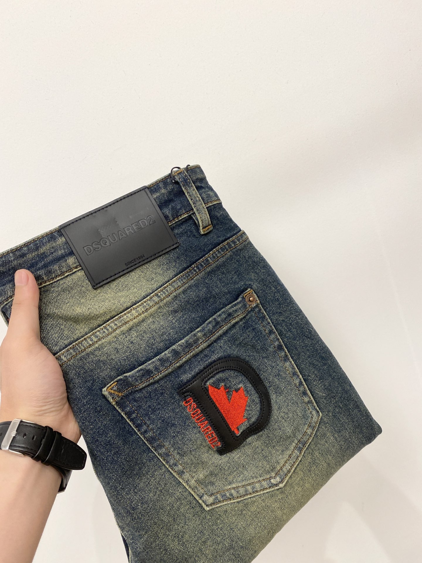 NO:911527,DSQUARED2, 2026 latest products, available at counters at the same time, original goods, washed casual jeans, imported original washed stretch fabrics, comfortable and elastic, original hardware accessories decorated with logo, super correct version, extremely high grade, counter quality, fashionable and stylish upper body, code number 29-40,,jeans,19860909DSQUARED2、2026最新品,专柜同步有售,原单狠货,水洗休闲牛仔裤,进口原版水洗弹力面料,舒适有弹性,原版五金辅料装饰logo,版型超正,档次极高,专柜品质,上身时尚有型,码数29-40,,jeans,,Men's clothing