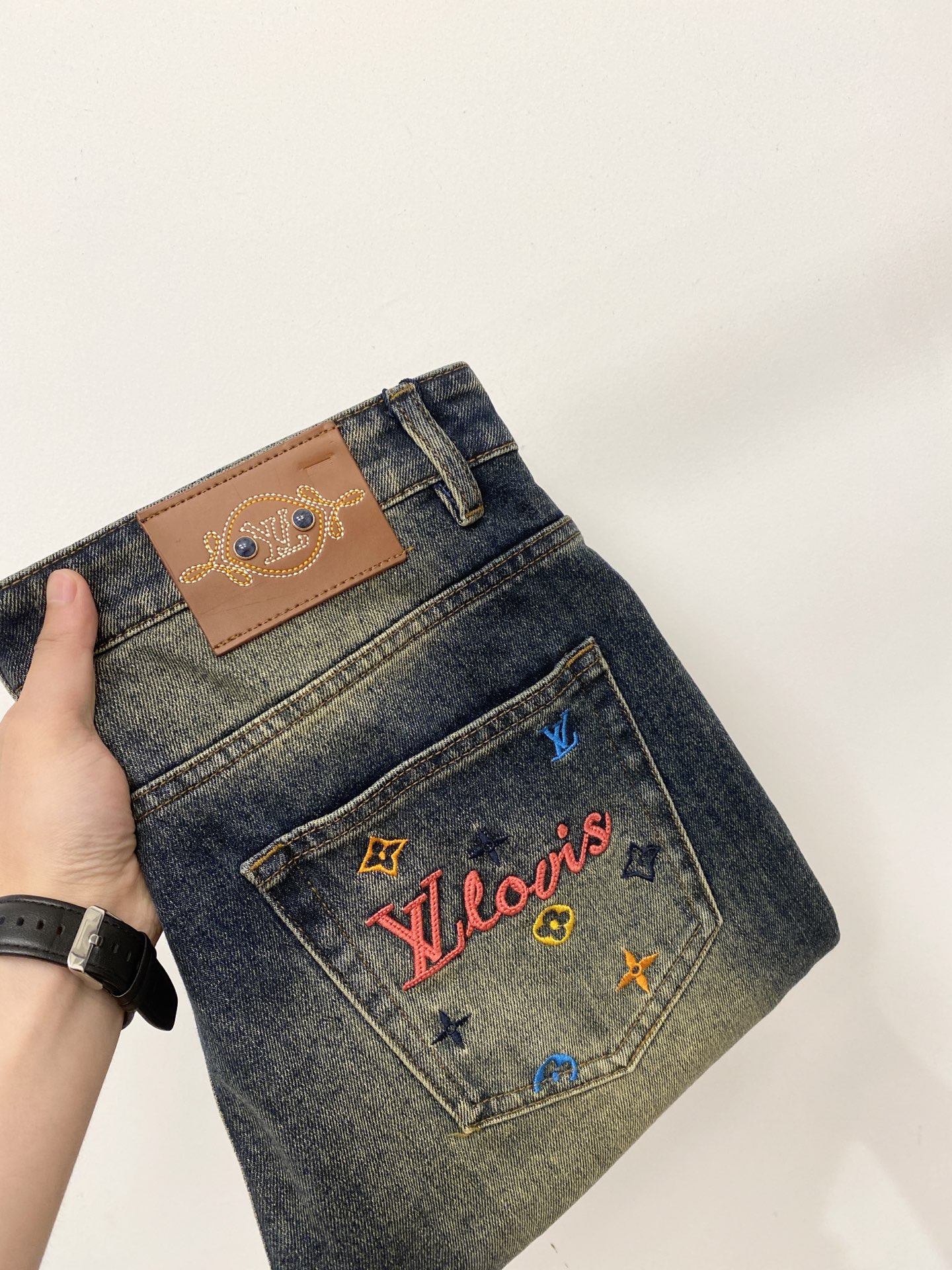 NO:911532,LV, 2026 latest products, available at the counter simultaneously, original goods, washed casual jeans, imported original washed stretch fabric, comfortable and elastic, original hardware accessories decorated with logo, super correct version, extremely high grade, counter quality, fashionable and stylish upper body, code number 29-40,, louis vuitton, jeans,19860909LV、2026最新品,专柜同步有售,原单狠货,水洗休闲牛仔裤,进口原版水洗弹力面料,舒适有弹性,原版五金辅料装饰logo,版型超正,档次极高,专柜品质,上身时尚有型,码数29-40,,louis vuitton,jeans,,Men's clothing
