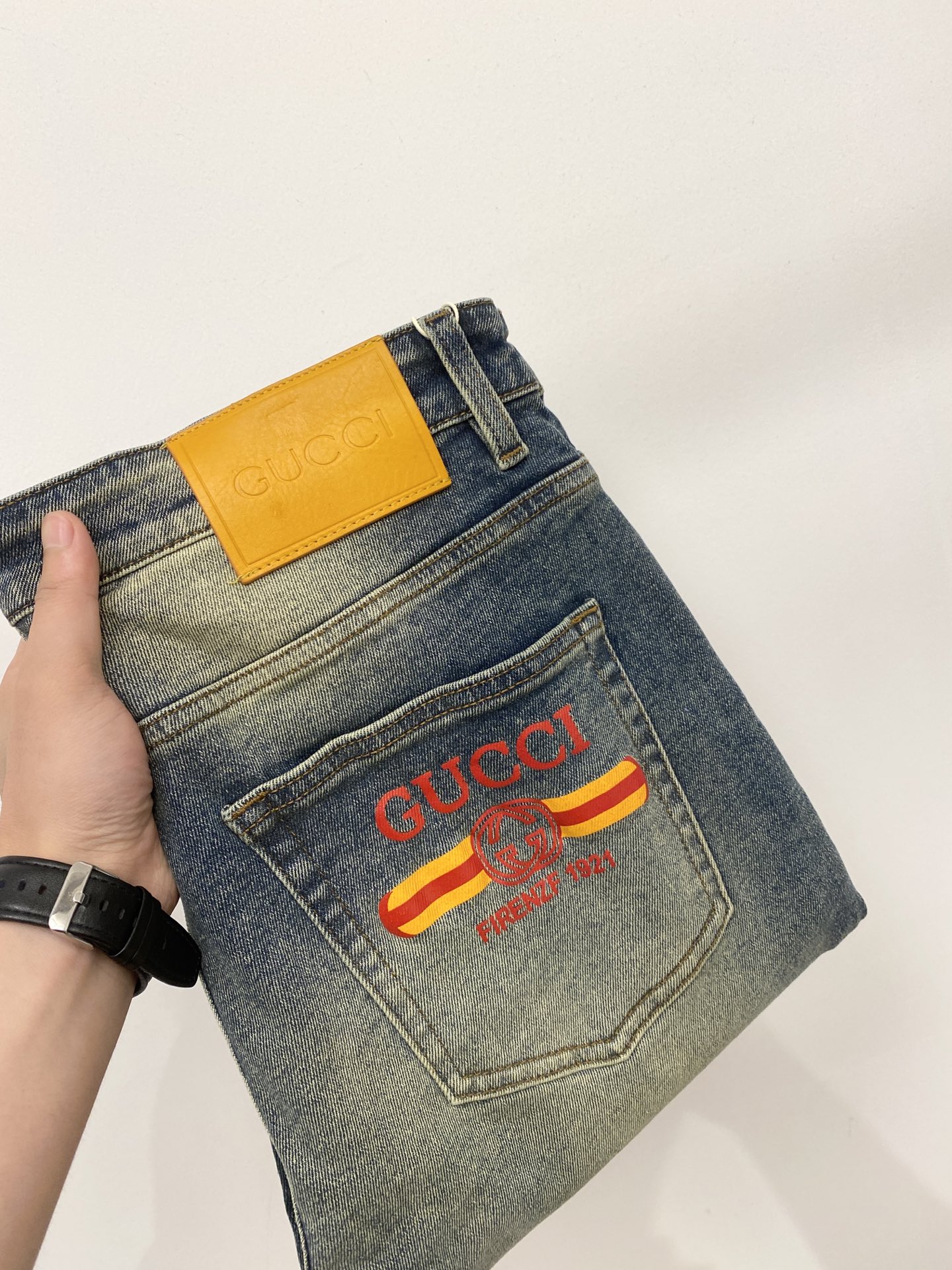 NO:911535,Gucci, 2026 latest products, available at counters simultaneously, original goods, washed casual jeans, imported original washed stretch fabrics, comfortable and elastic, original hardware accessories decorated with logo, super correct version, extremely high grade, counter quality, fashionable and stylish upper body, code number 29-40,,jeans,19860909古奇、2026最新品,专柜同步有售,原单狠货,水洗休闲牛仔裤,进口原版水洗弹力面料,舒适有弹性,原版五金辅料装饰logo,版型超正,档次极高,专柜品质,上身时尚有型,码数29-40,,jeans,,Men's clothing