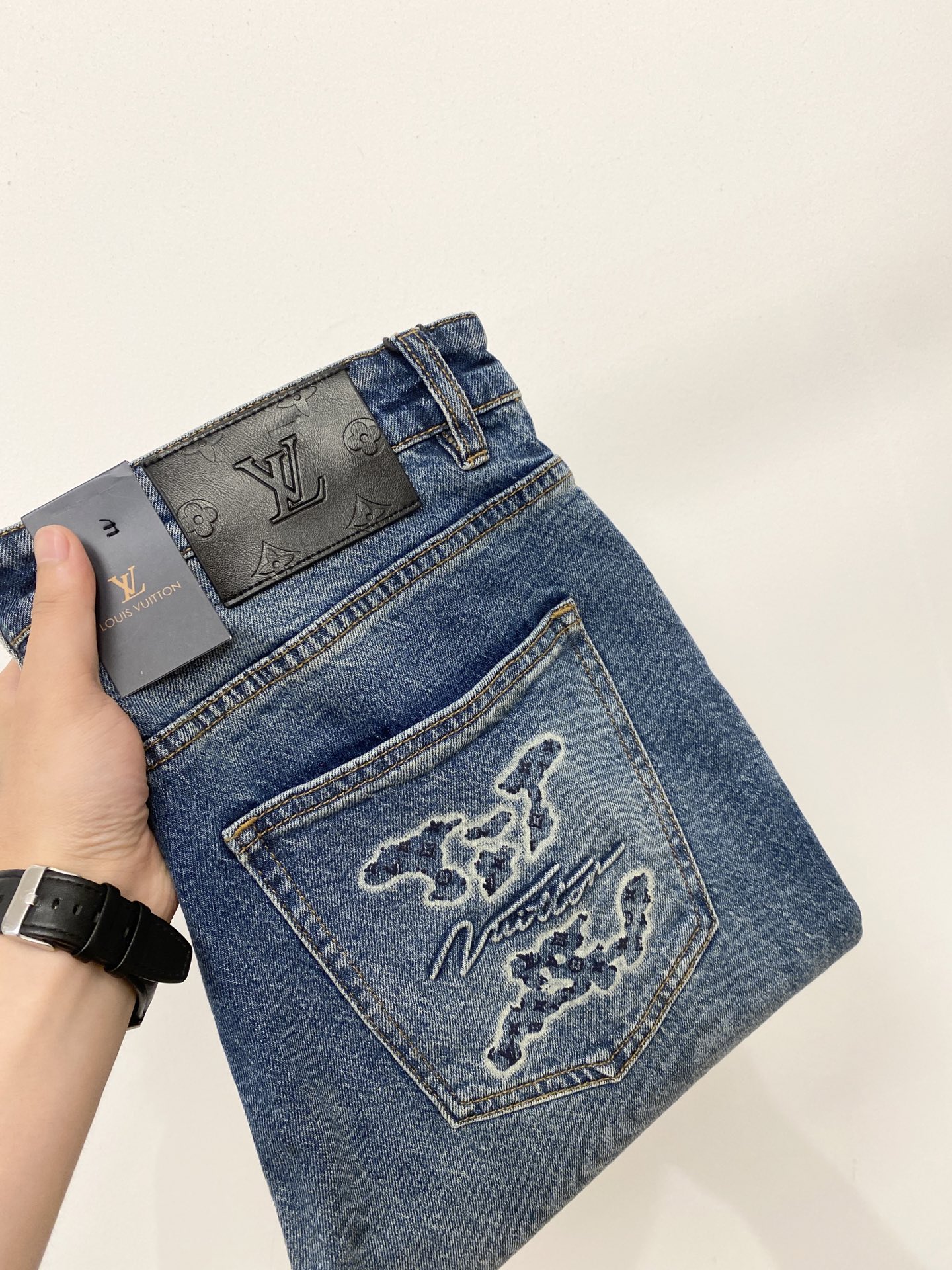 NO:911499,LV, 2026 latest products, available at the counter simultaneously, original goods, washed casual jeans, imported original washed stretch fabric, comfortable and elastic, original hardware accessories decorated with logo, super correct version, extremely high grade, counter quality, fashionable and stylish upper body, code number 29-40,, louis vuitton, jeans,19860909LV、2026最新品,专柜同步有售,原单狠货,水洗休闲牛仔裤,进口原版水洗弹力面料,舒适有弹性,原版五金辅料装饰logo,版型超正,档次极高,专柜品质,上身时尚有型,码数29-40,,louis vuitton,jeans,,Men's clothing