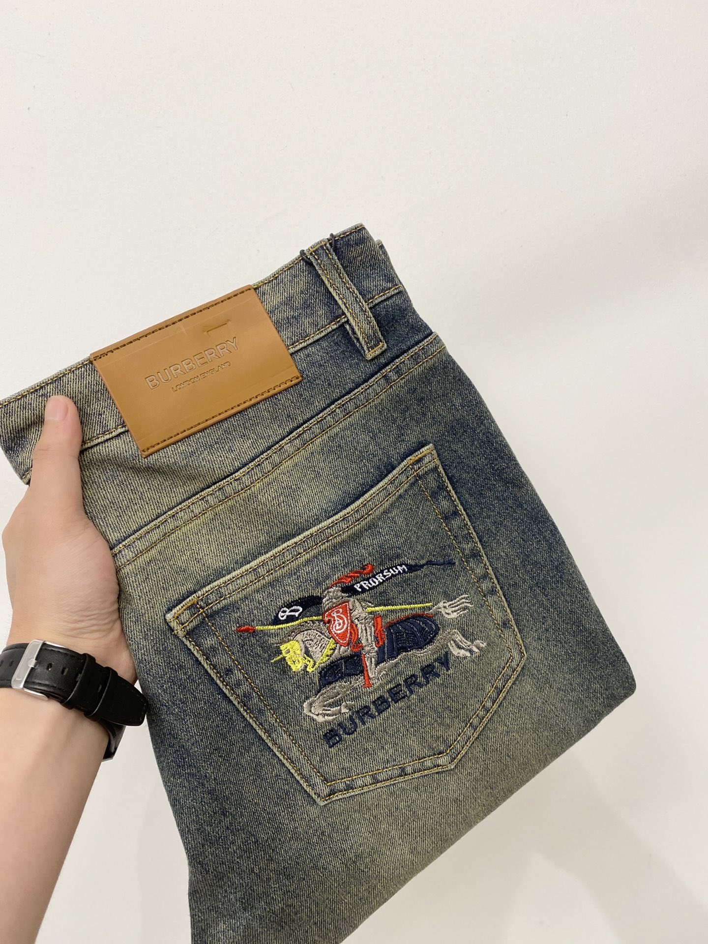 NO:911514,Burberry, 2026 latest products, available at counters at the same time, original goods, washed casual jeans, imported original washed stretch fabrics, comfortable and elastic, original hardware accessories decorated with logo, super correct version, extremely high grade, counter quality, fashionable and stylish upper body, code number 29-40,, burberry, jeans,19860909巴宝莉、2026最新品,专柜同步有售,原单狠货,水洗休闲牛仔裤,进口原版水洗弹力面料,舒适有弹性,原版五金辅料装饰logo,版型超正,档次极高,专柜品质,上身时尚有型,码数29-40,,burberry,jeans,,Men's clothing