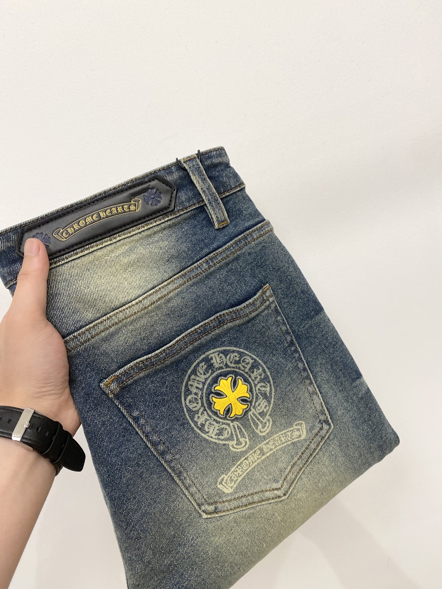 NO:911519,Chrome hearts, 2026 latest products, available at counters simultaneously, original goods, washed casual jeans, imported original washed stretch fabrics, comfortable and elastic, original hardware accessories decorated with logo, super correct version, extremely high grade, counter quality, fashionable and stylish upper body, code number 29-40,, chrome hearts, jeans,19860909克罗心、2026最新品,专柜同步有售,原单狠货,水洗休闲牛仔裤,进口原版水洗弹力面料,舒适有弹性,原版五金辅料装饰logo,版型超正,档次极高,专柜品质,上身时尚有型,码数29-40,,chrome hearts,jeans,,Men's clothing